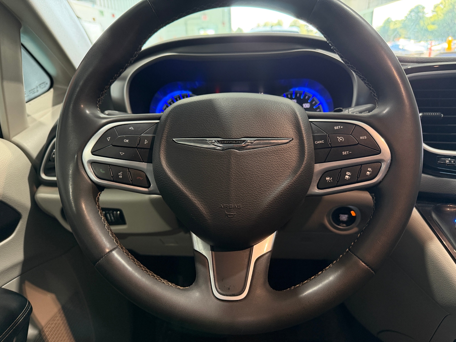 Thumbnail: 2023 Chrysler Pacifica - 4