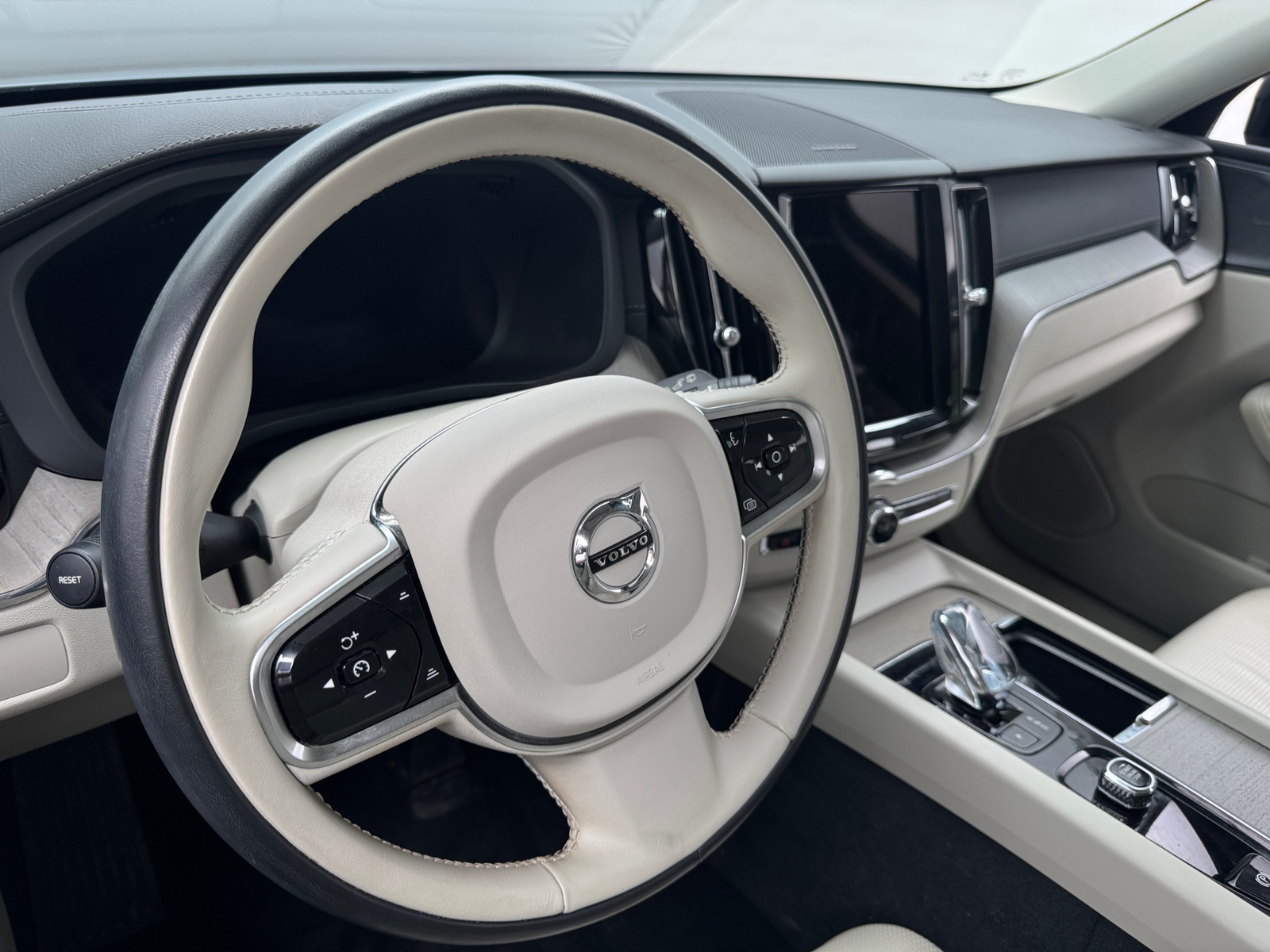 Thumbnail: 2023 Volvo XC60 - 4
