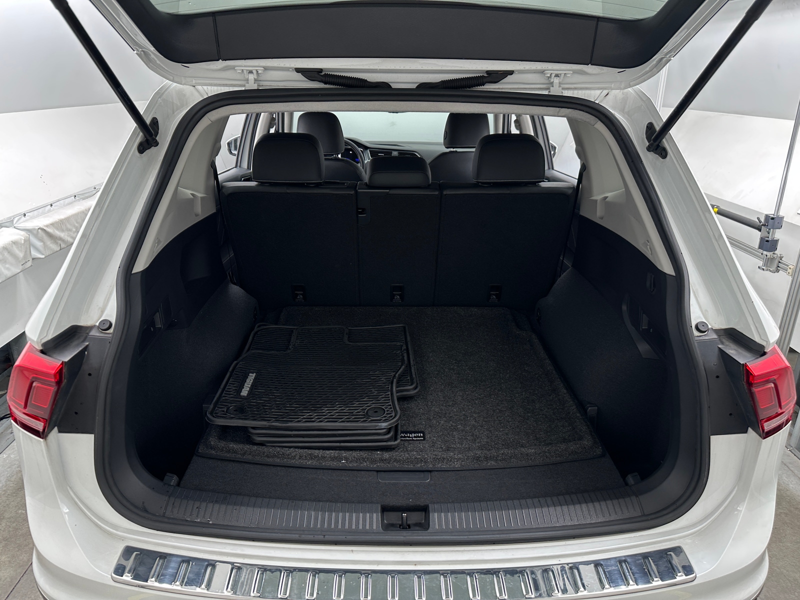 Thumbnail: 2023 Volkswagen Tiguan - 7