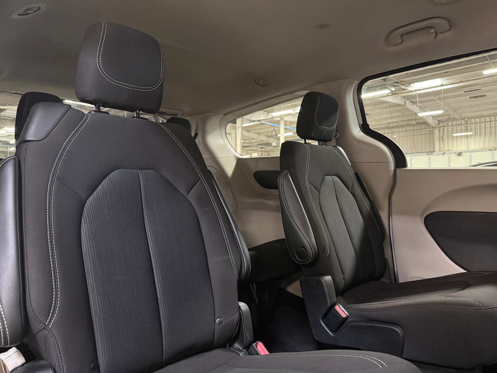 Thumbnail: 2022 Chrysler Voyager - 6