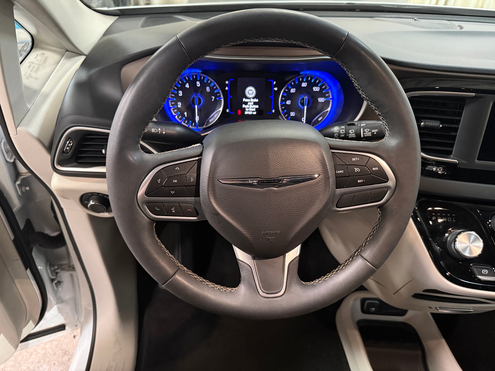 Thumbnail: 2022 Chrysler Voyager - 5