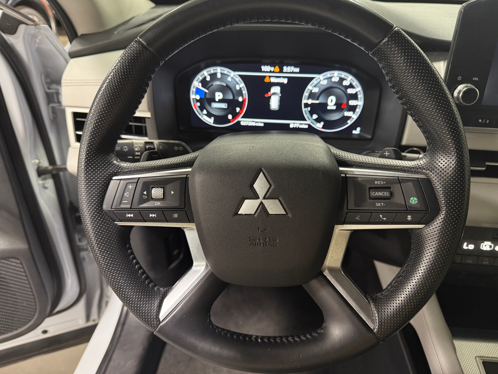 Thumbnail: 2023 Mitsubishi Outlander - 4