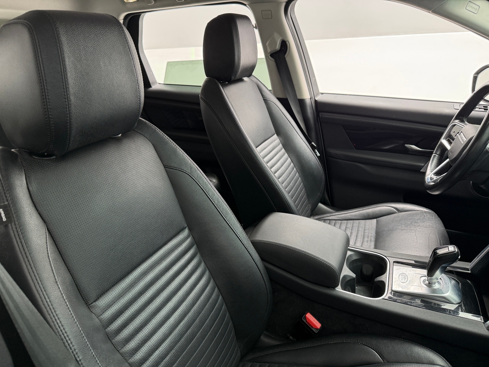 Thumbnail: 2022 Land Rover Discovery Sport - 2