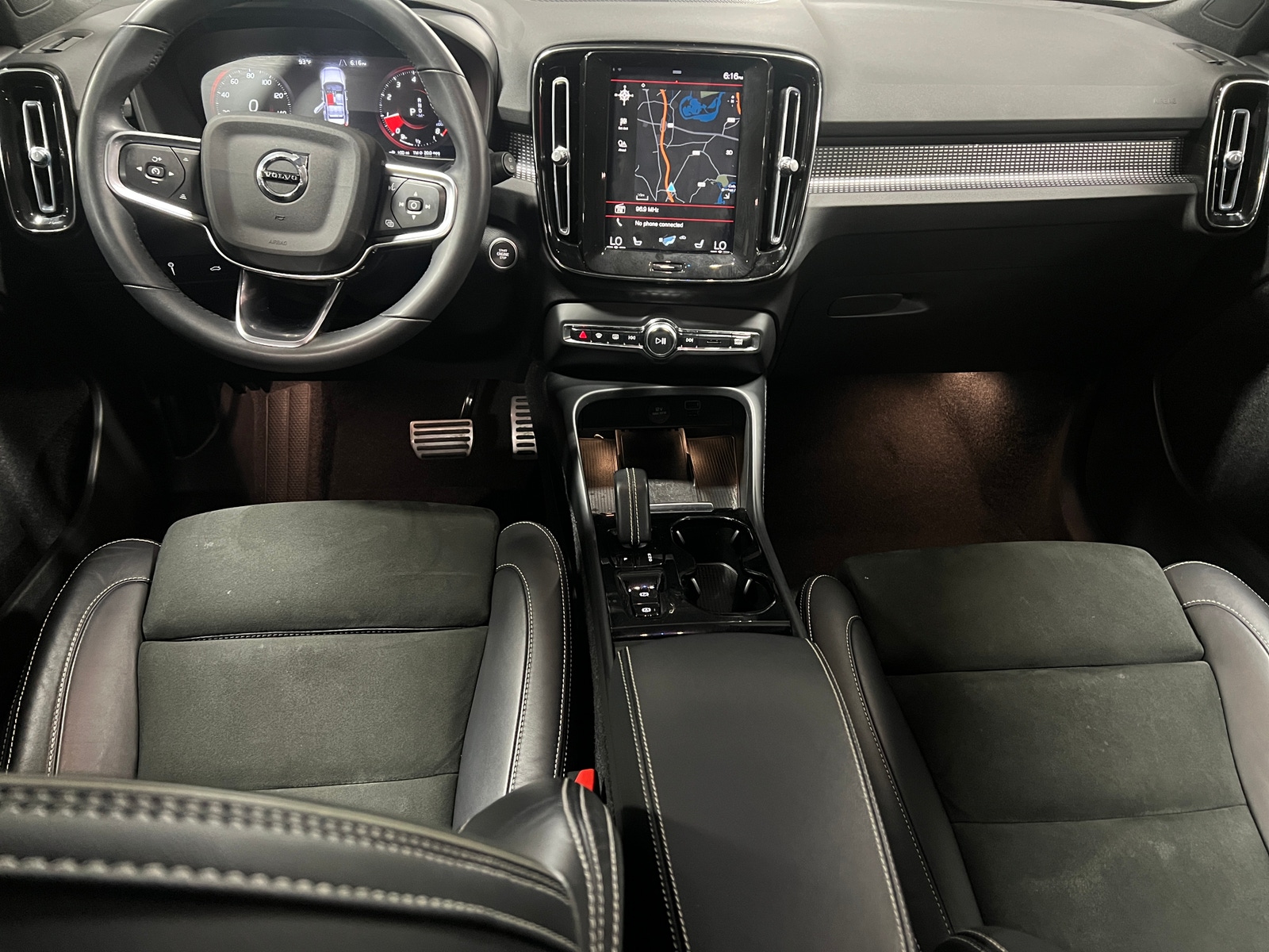 Thumbnail: 2022 Volvo XC40 - 2