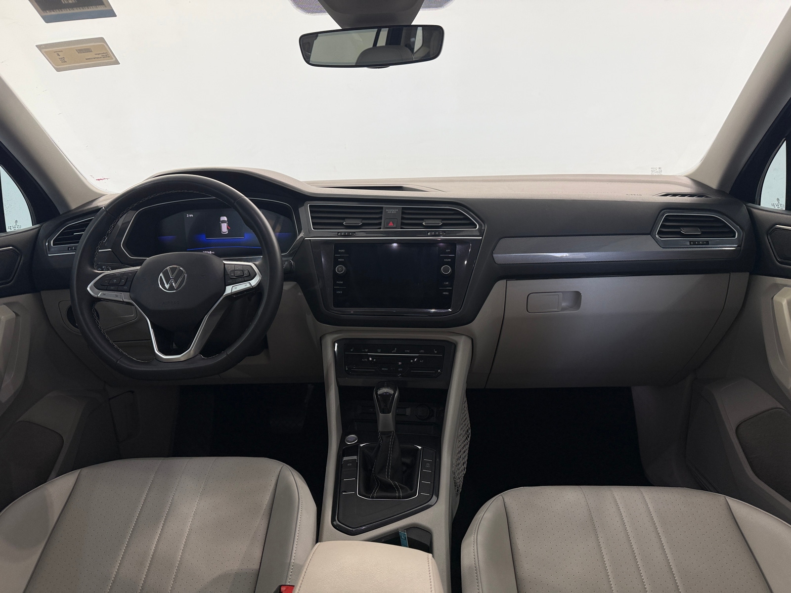 Thumbnail: 2023 Volkswagen Tiguan - 2