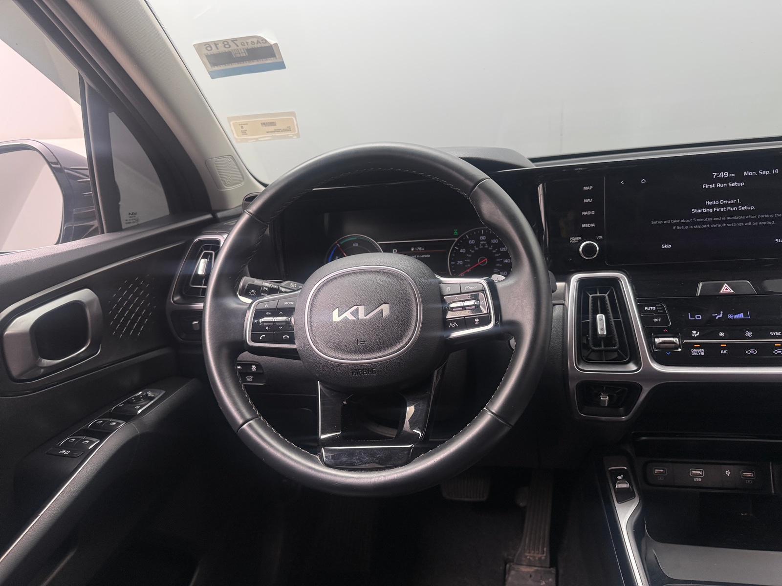 Thumbnail: 2023 Kia Sorento - 4