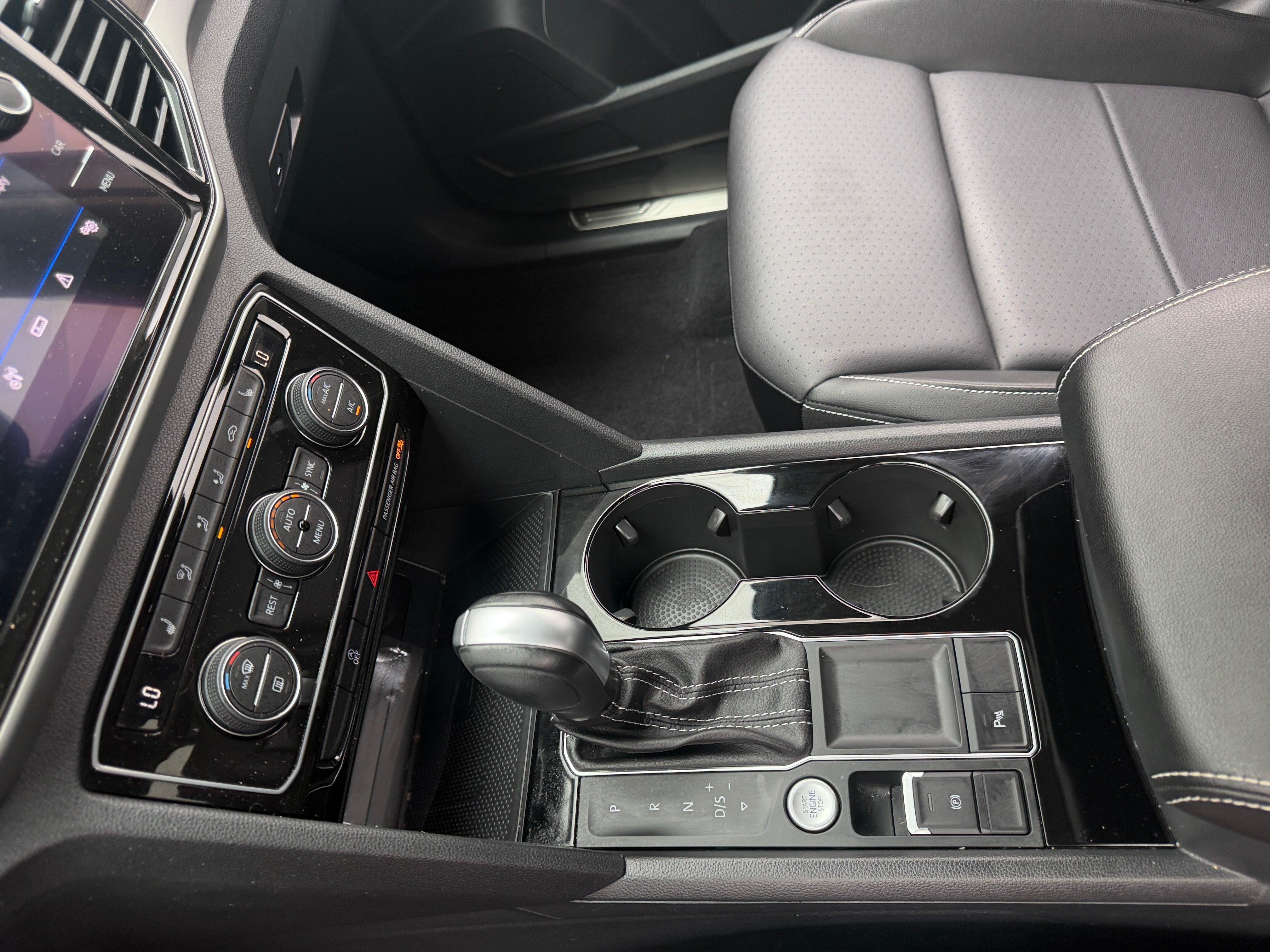 2022 Volkswagen Atlas SE w/Tech - Photo 7
