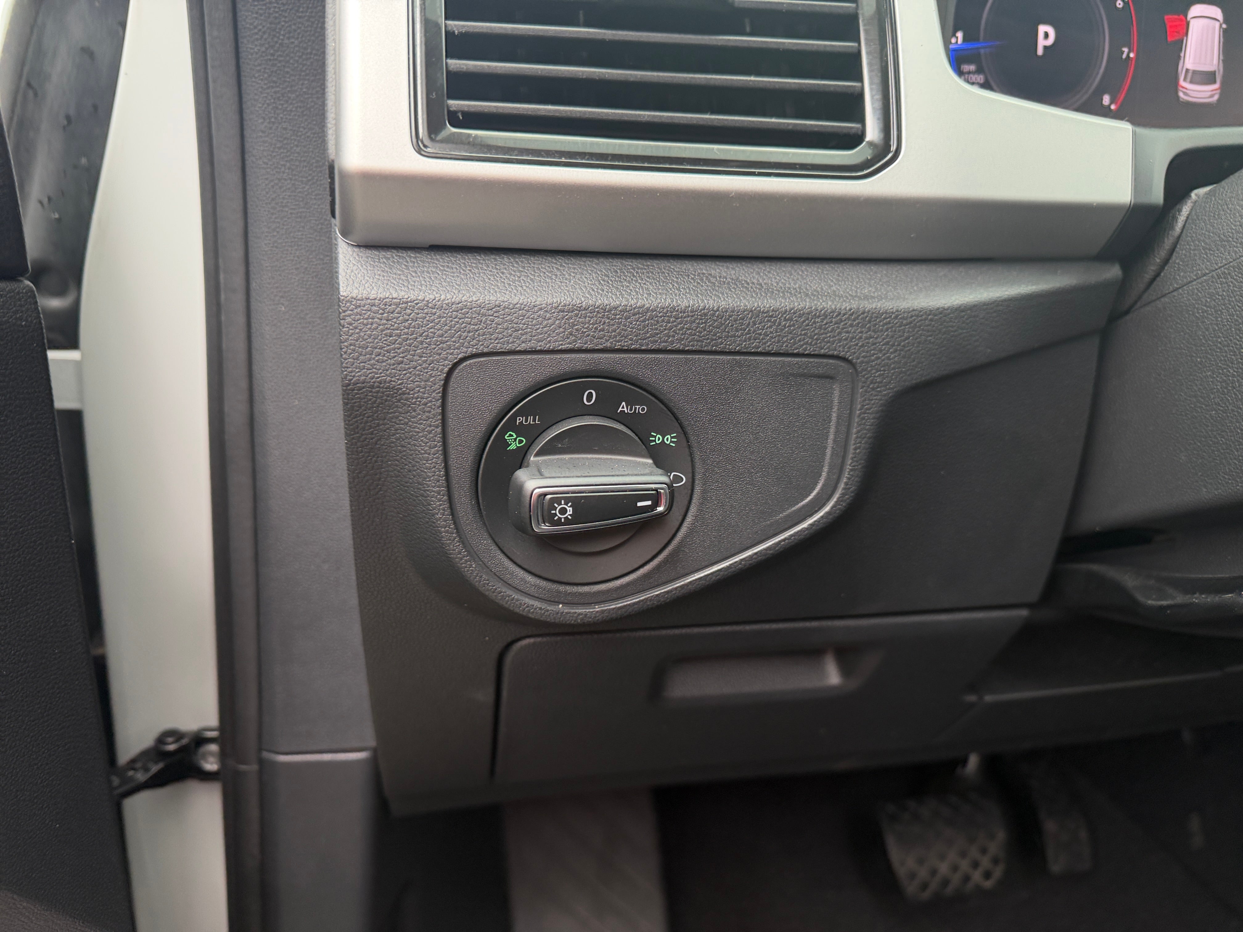 2022 Volkswagen Atlas SE w/Tech - Photo 10