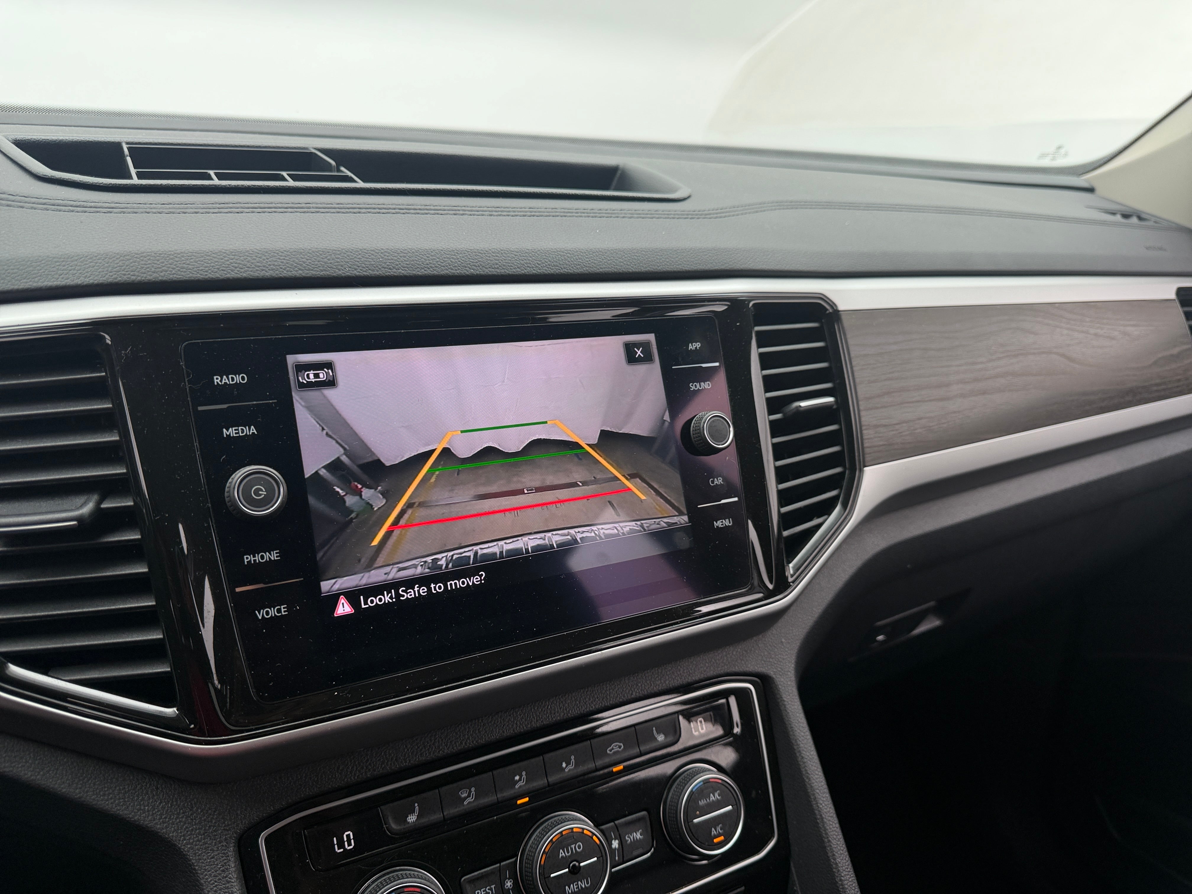 2022 Volkswagen Atlas SE w/Tech - Photo 14