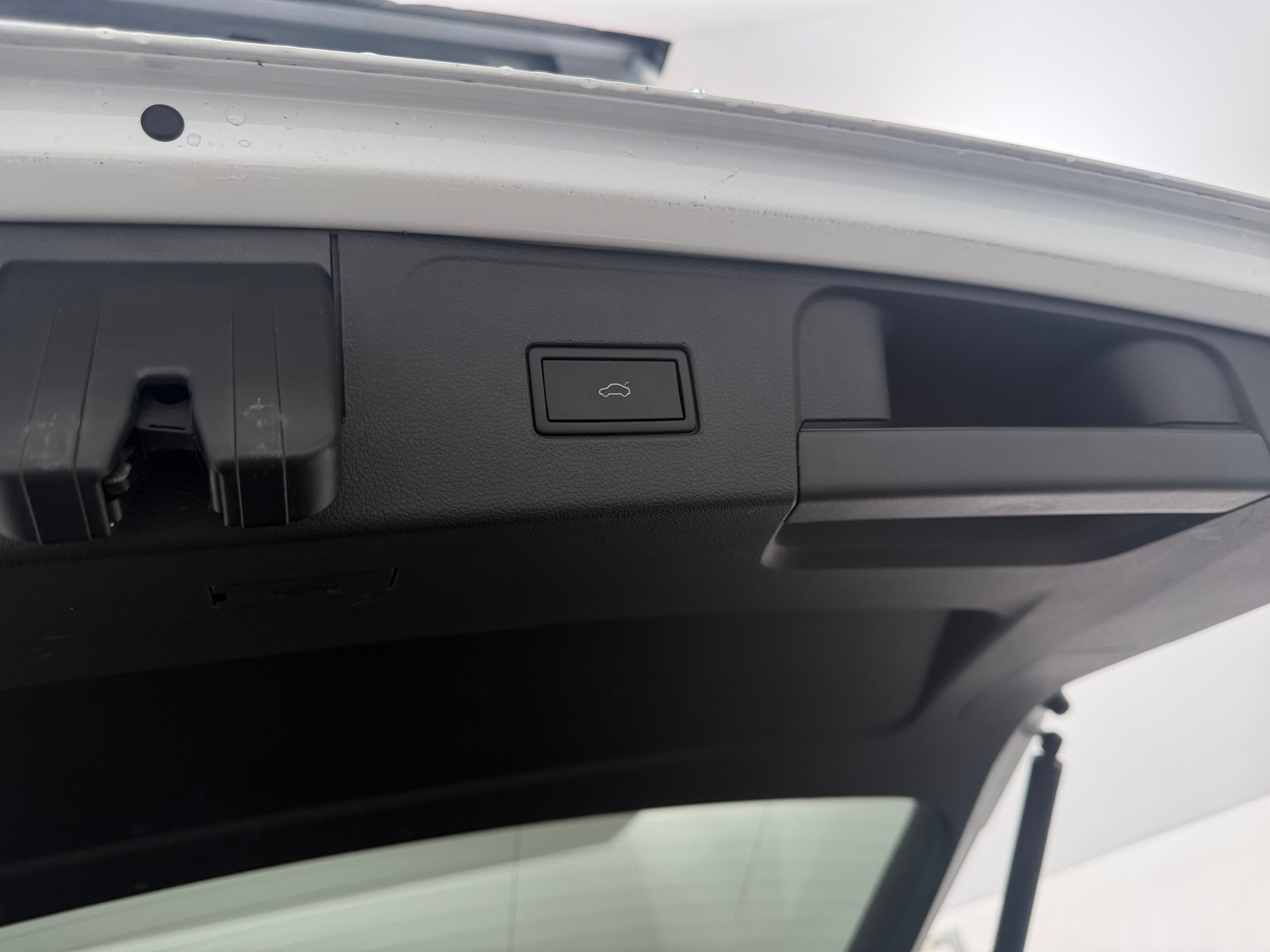 2022 Volkswagen Atlas SE w/Tech - Photo 15