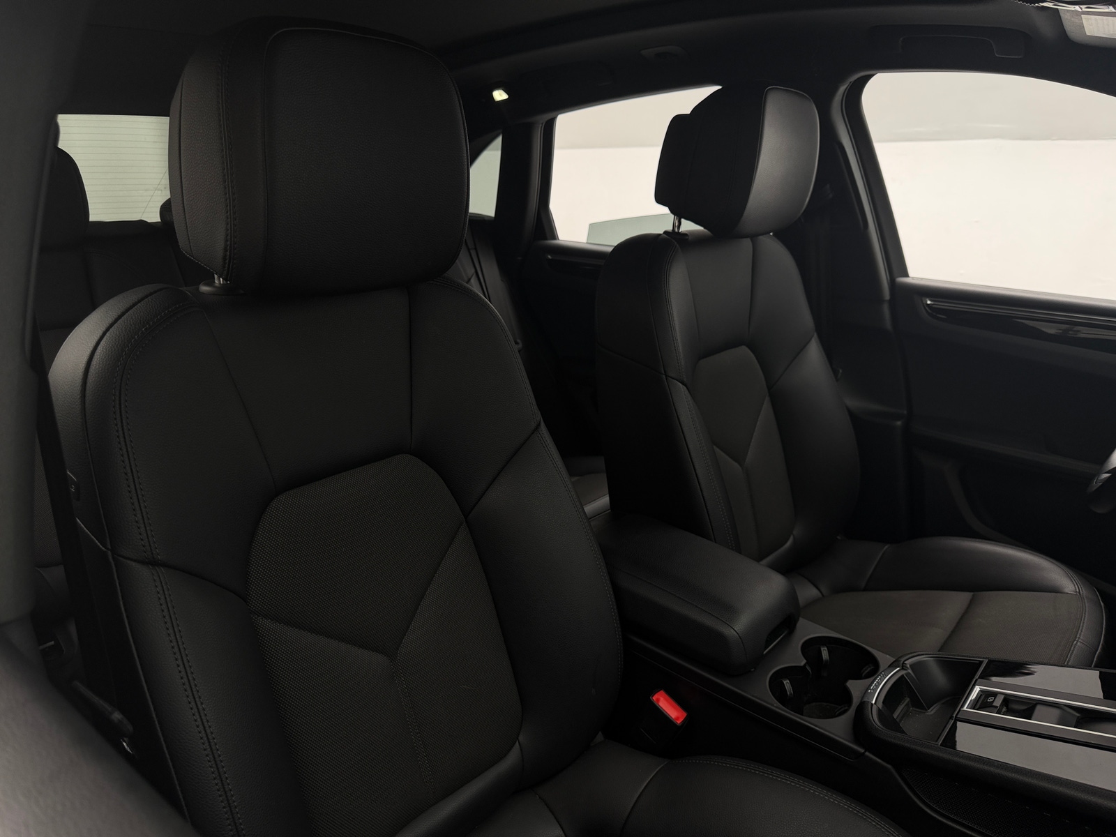 Thumbnail: 2022 Porsche Macan - 2