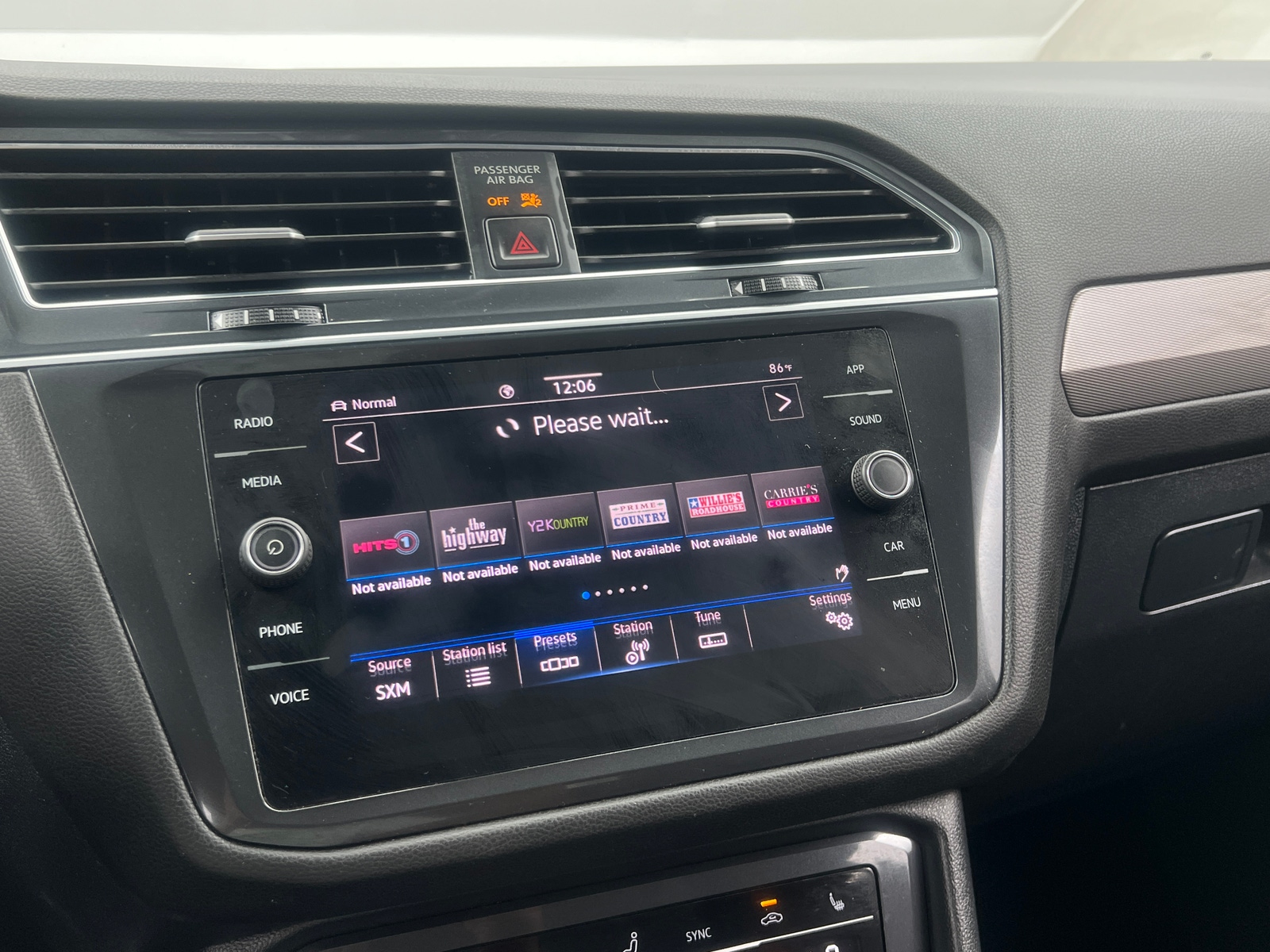 Thumbnail: 2022 Volkswagen Tiguan - 4