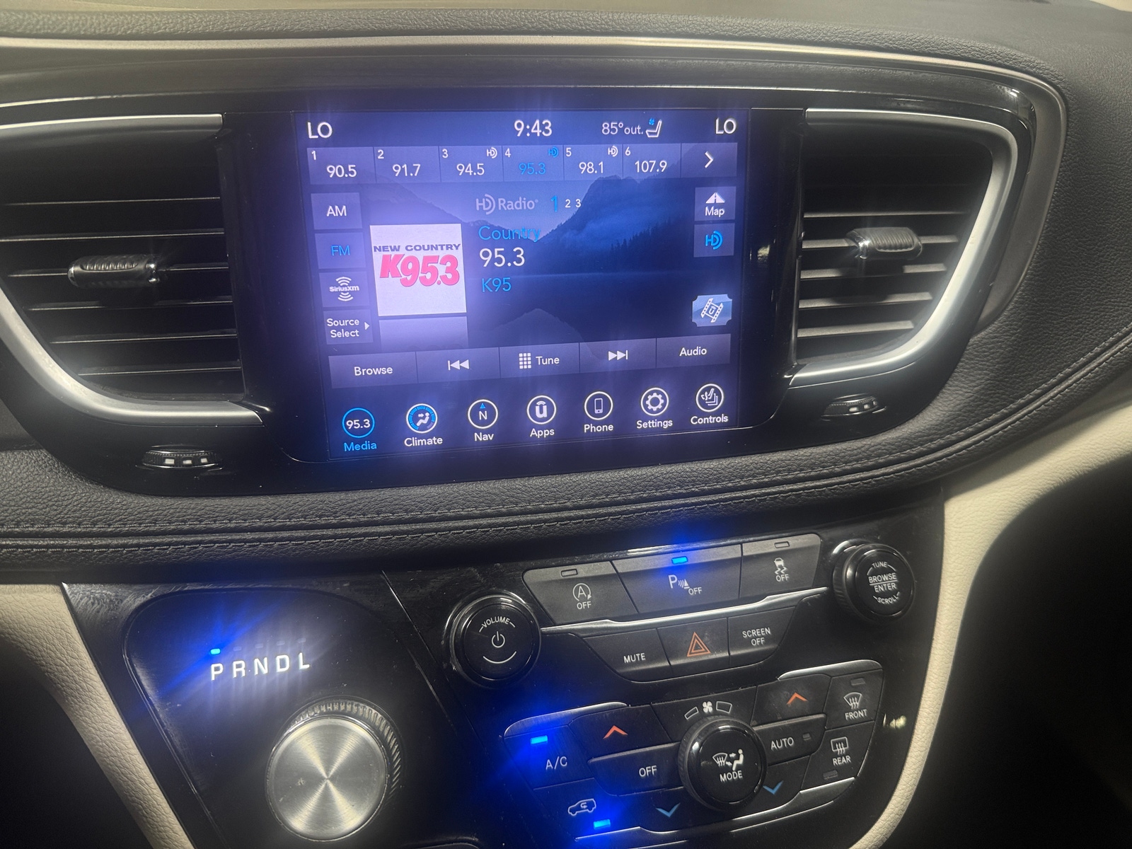 Thumbnail: 2018 Chrysler Pacifica - 3