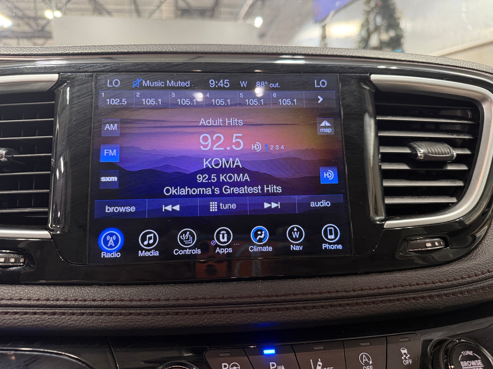 Thumbnail: 2017 Chrysler Pacifica - 3