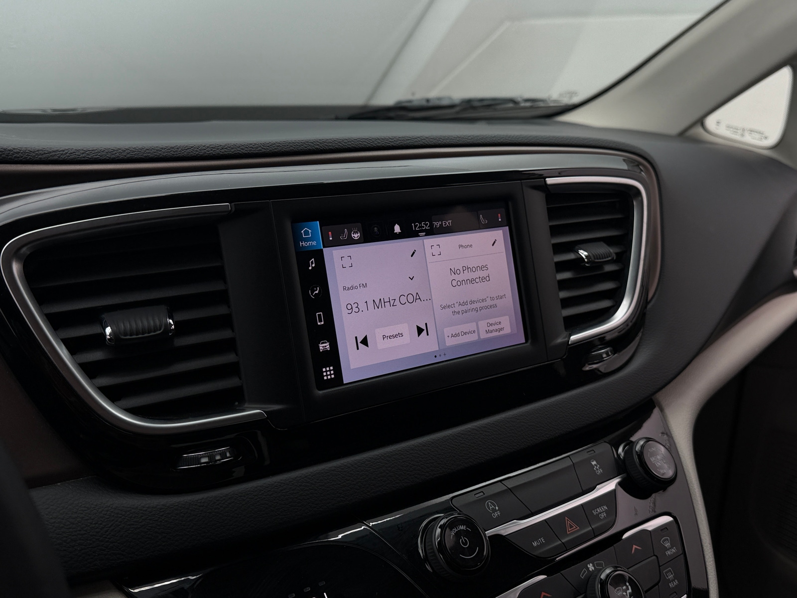 Thumbnail: 2023 Chrysler Voyager - 4