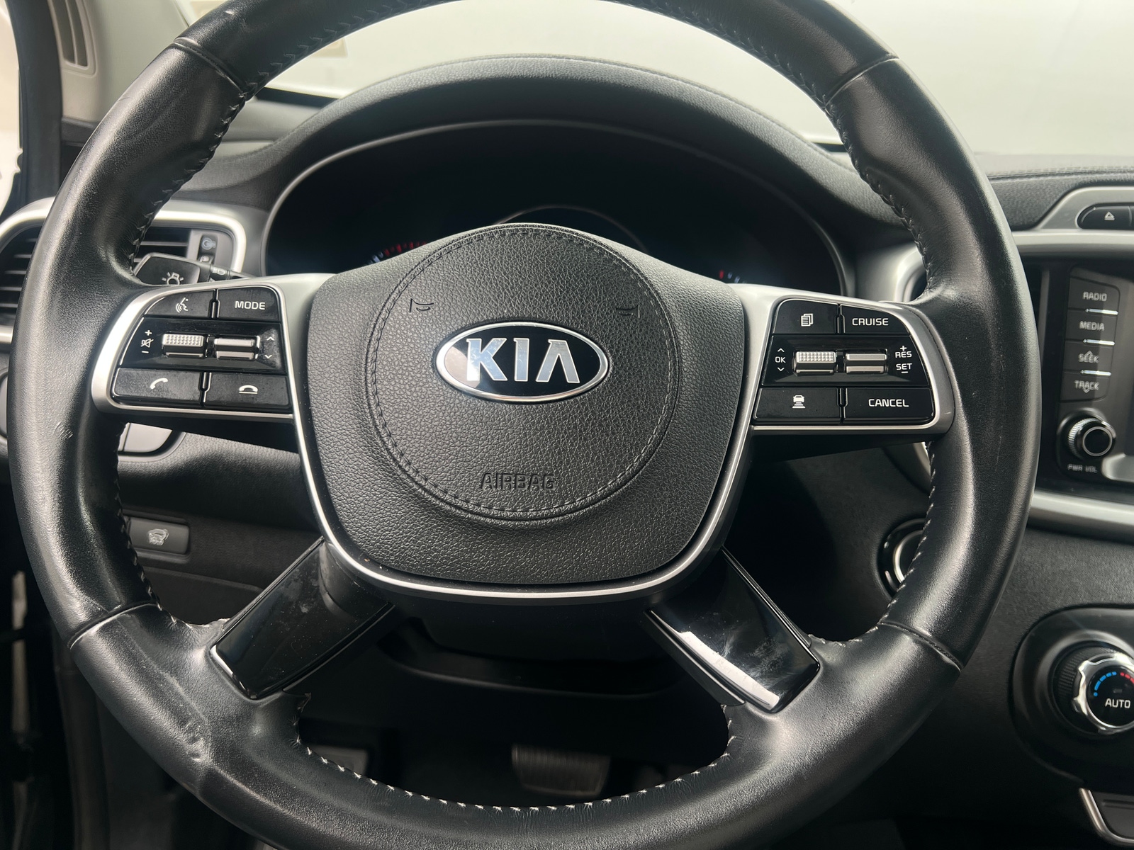 Thumbnail: 2019 Kia Sorento - 4