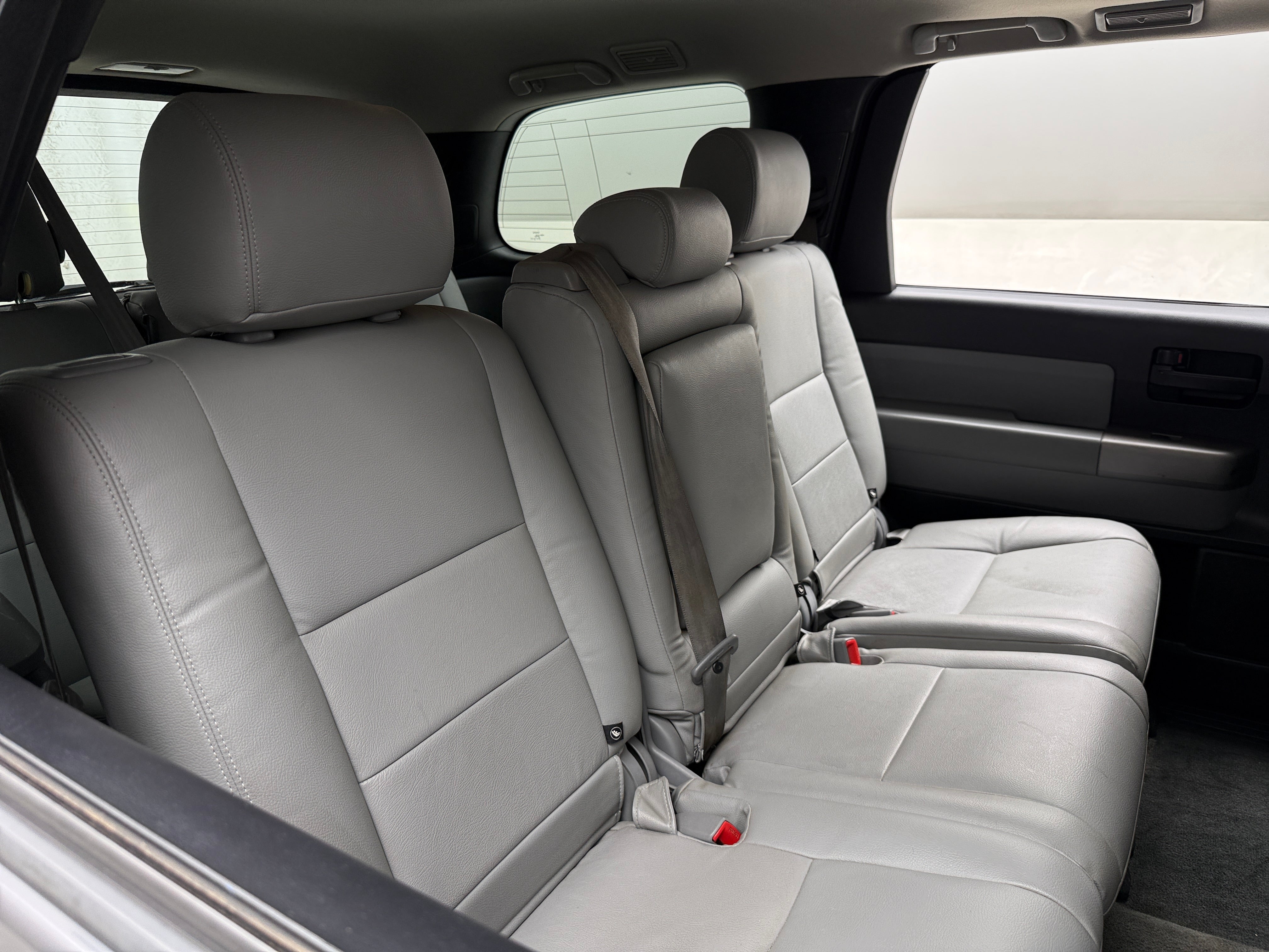 2017 Toyota Sequoia SR5, photo 3