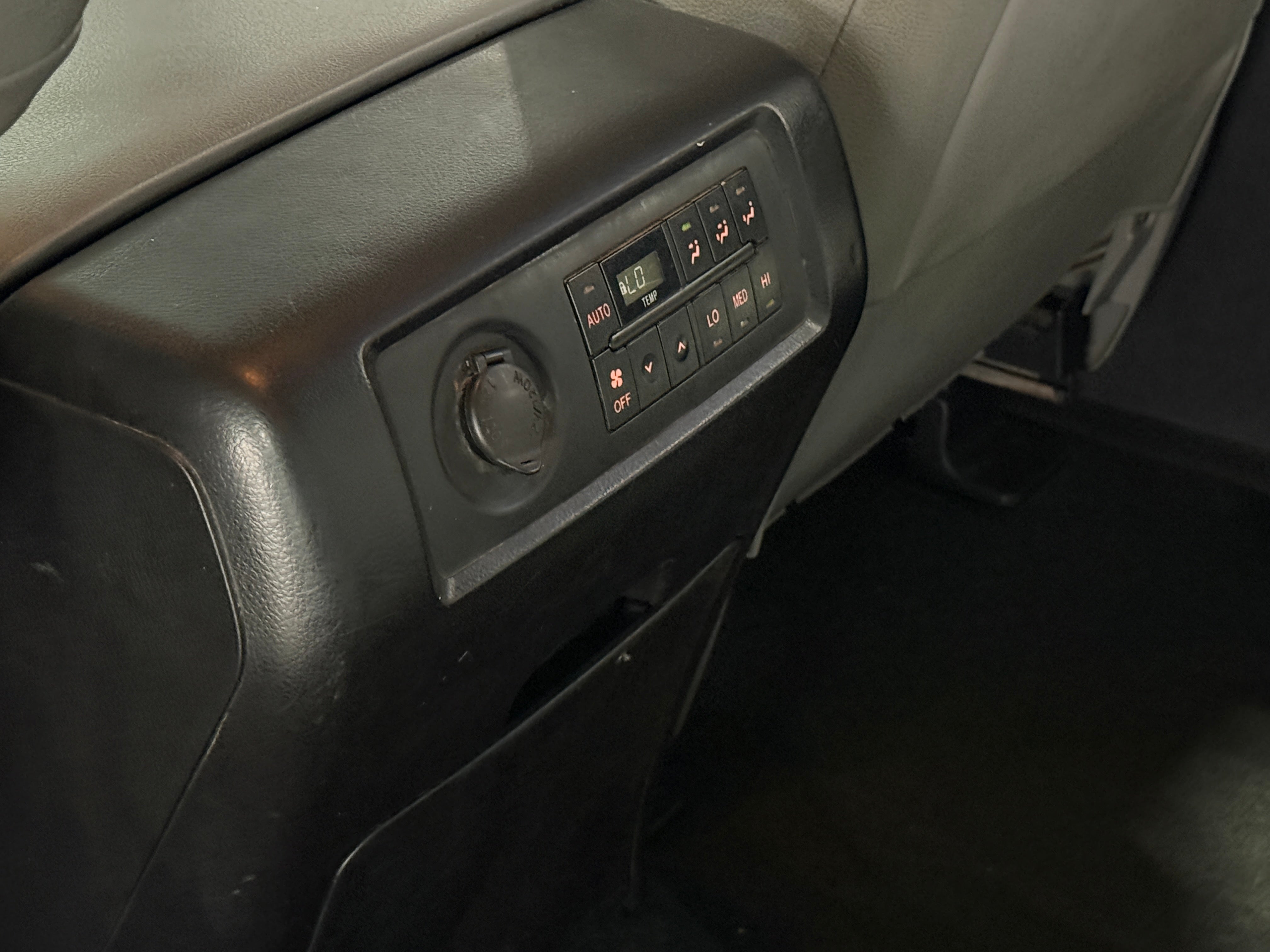 2017 Toyota Sequoia SR5, photo 4