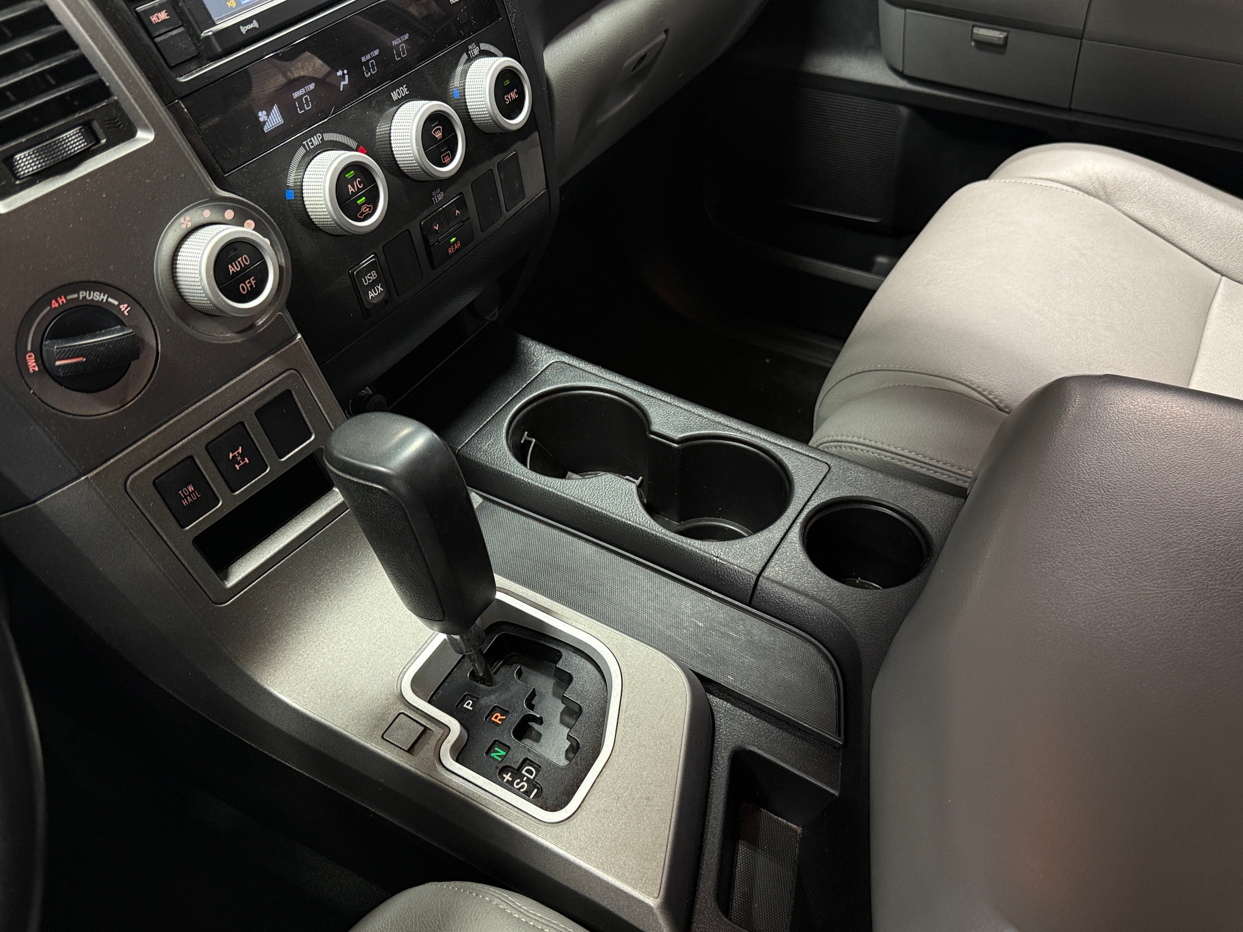 2017 Toyota Sequoia SR5, photo 7