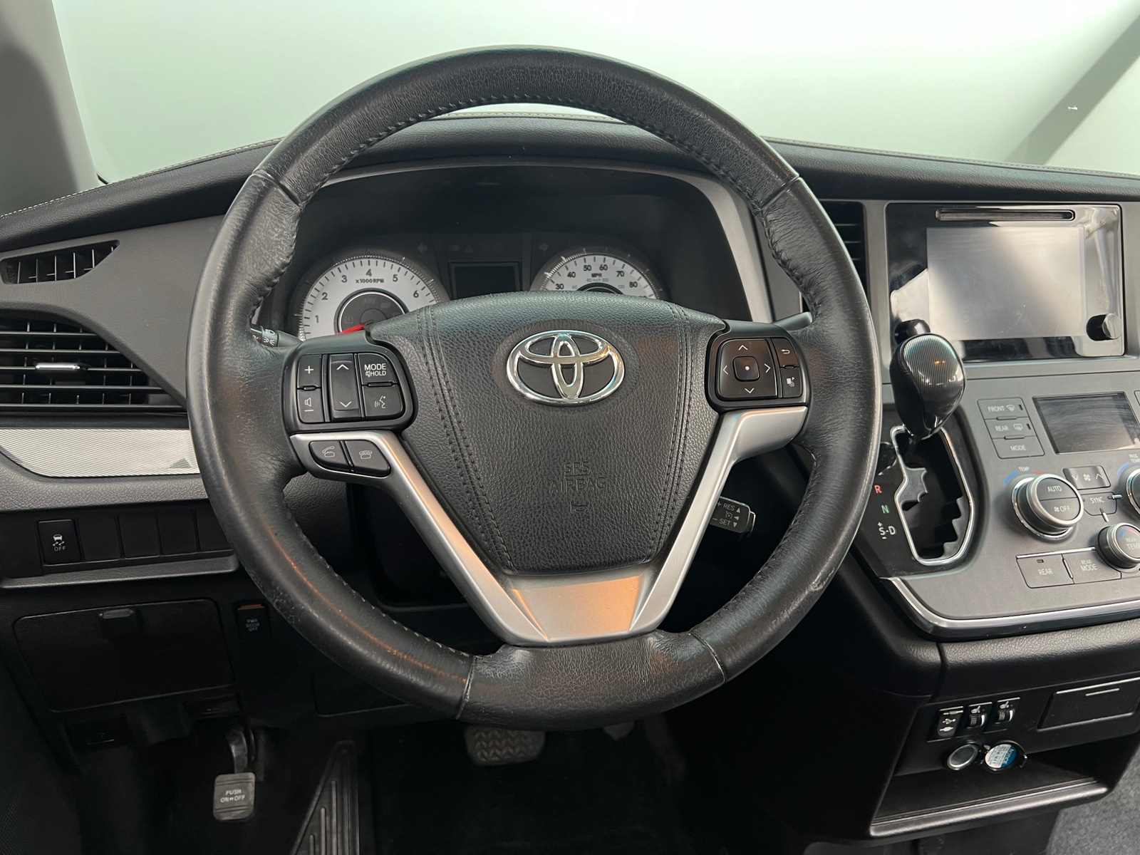 Thumbnail: 2017 Toyota Sienna - 4