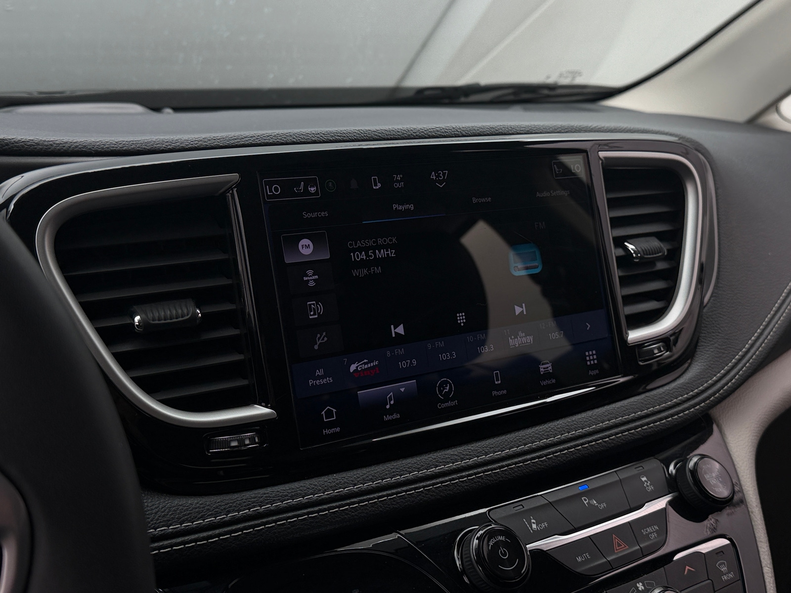 Thumbnail: 2023 Chrysler Pacifica - 3