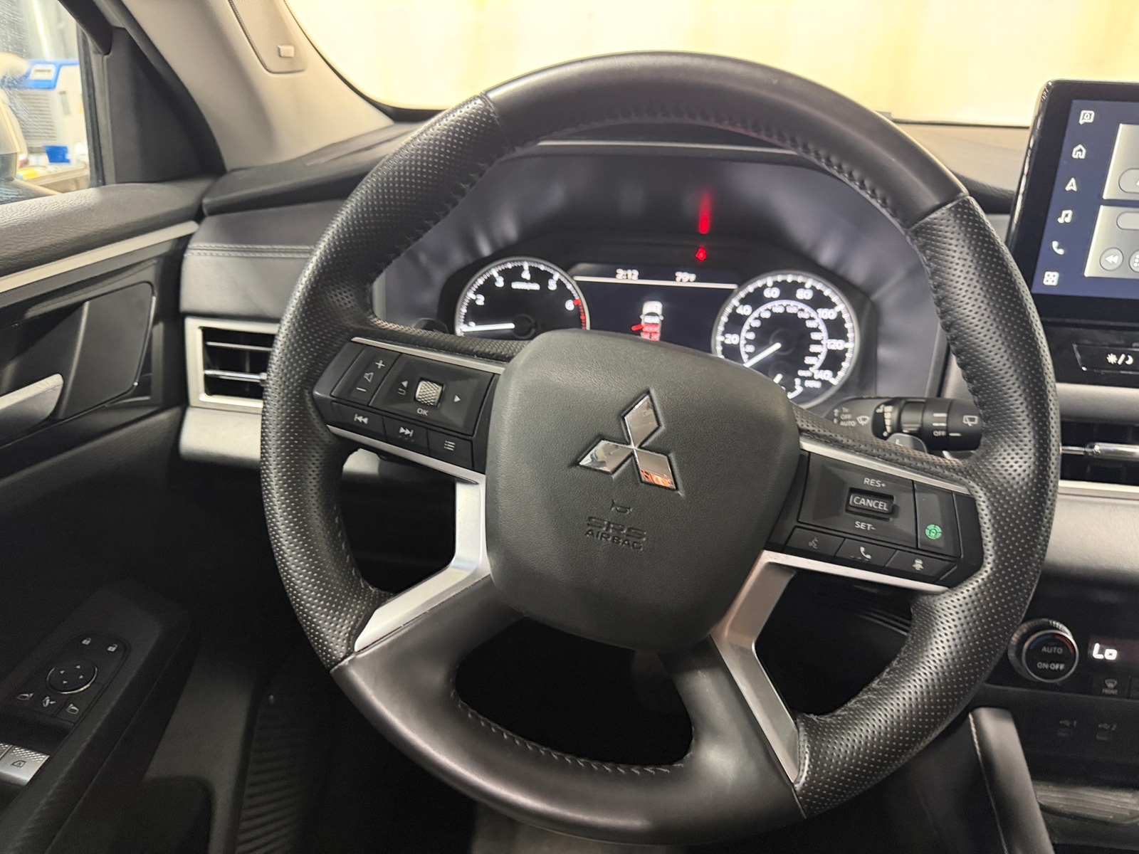 Thumbnail: 2025 Mitsubishi Outlander - 4