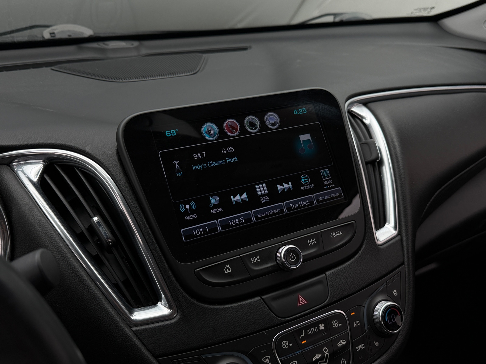 Thumbnail: 2016 Chevrolet Malibu - 3