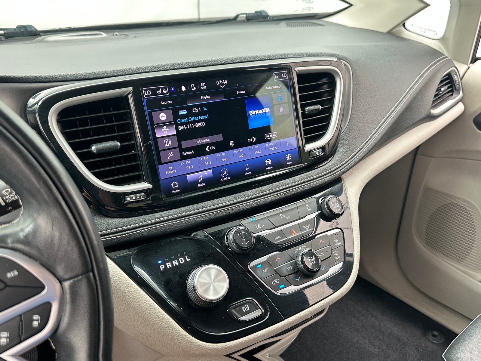 Thumbnail: 2022 Chrysler Pacifica - 3