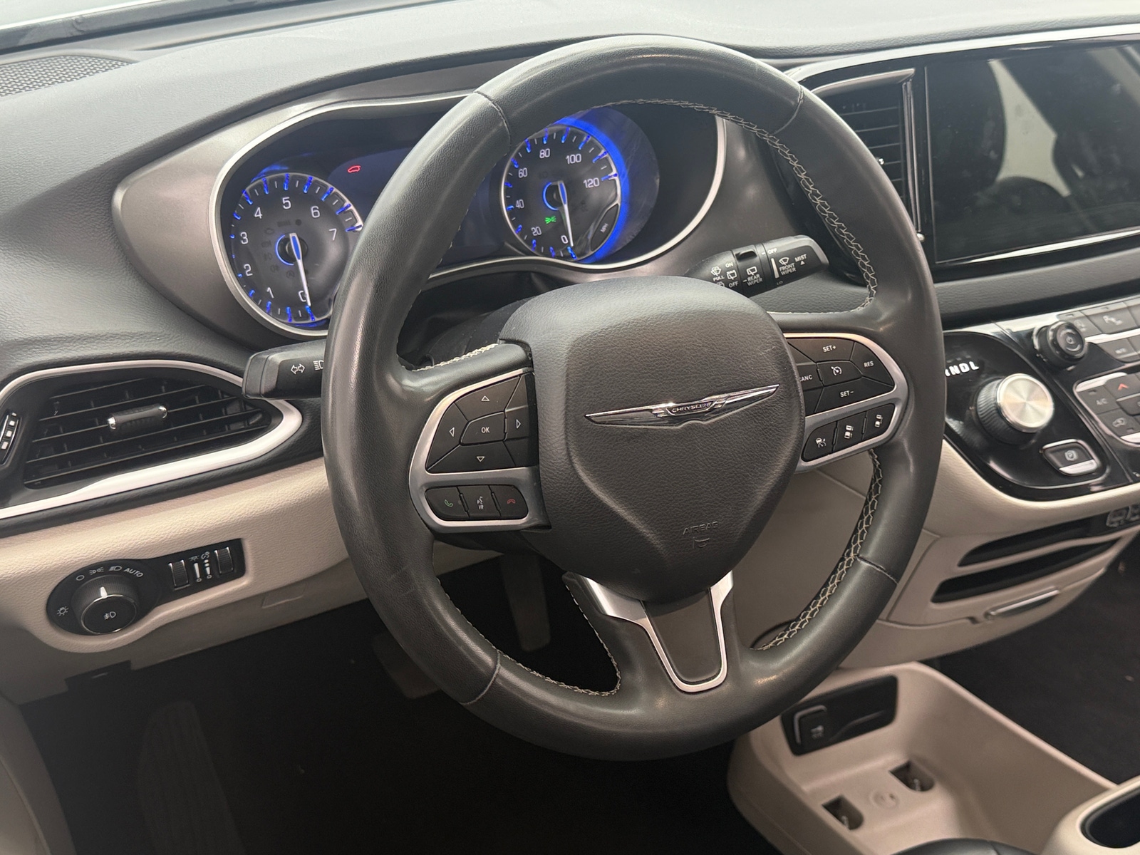 Thumbnail: 2023 Chrysler Pacifica - 4