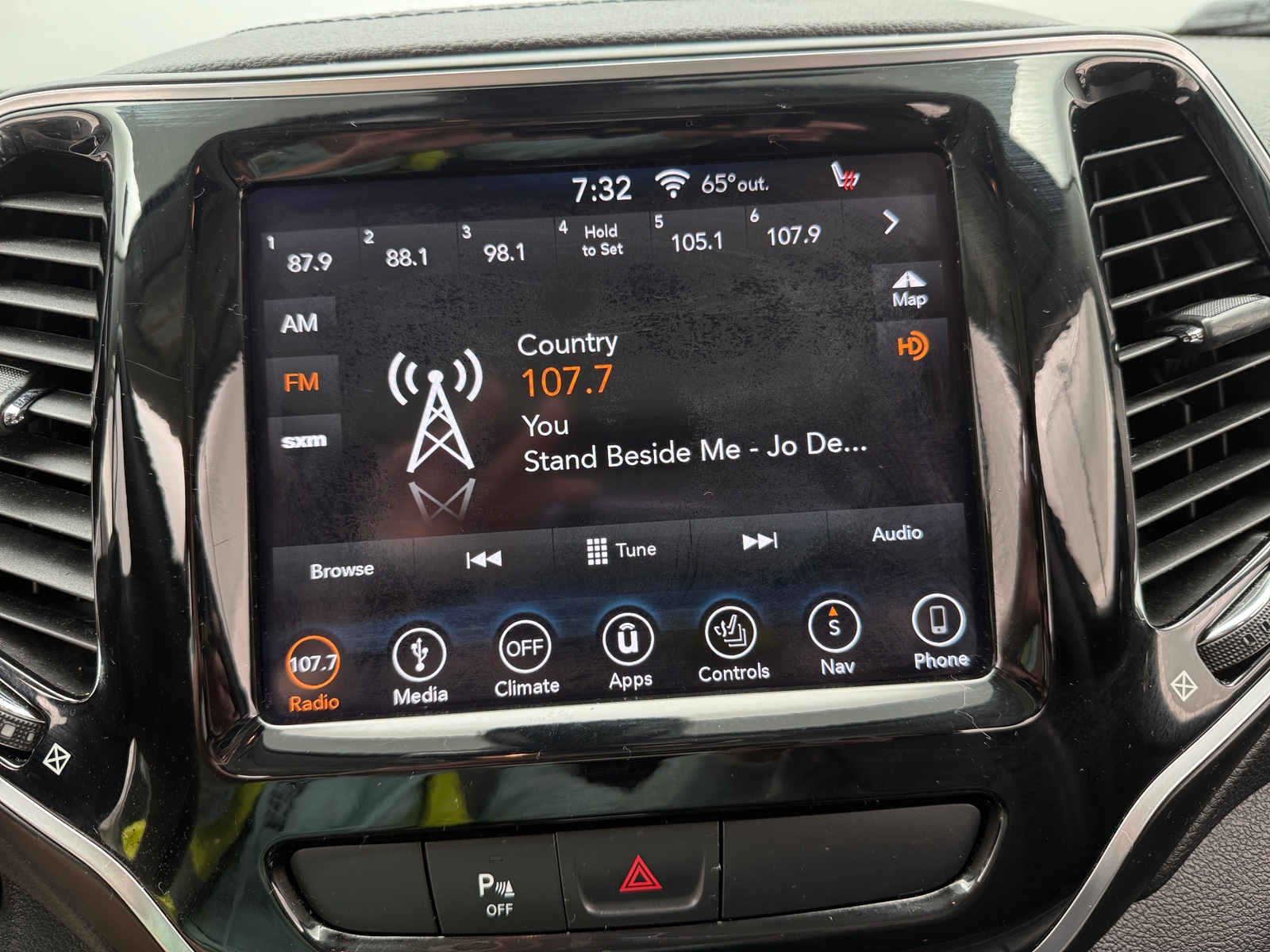 Thumbnail: 2019 Jeep Cherokee - 3