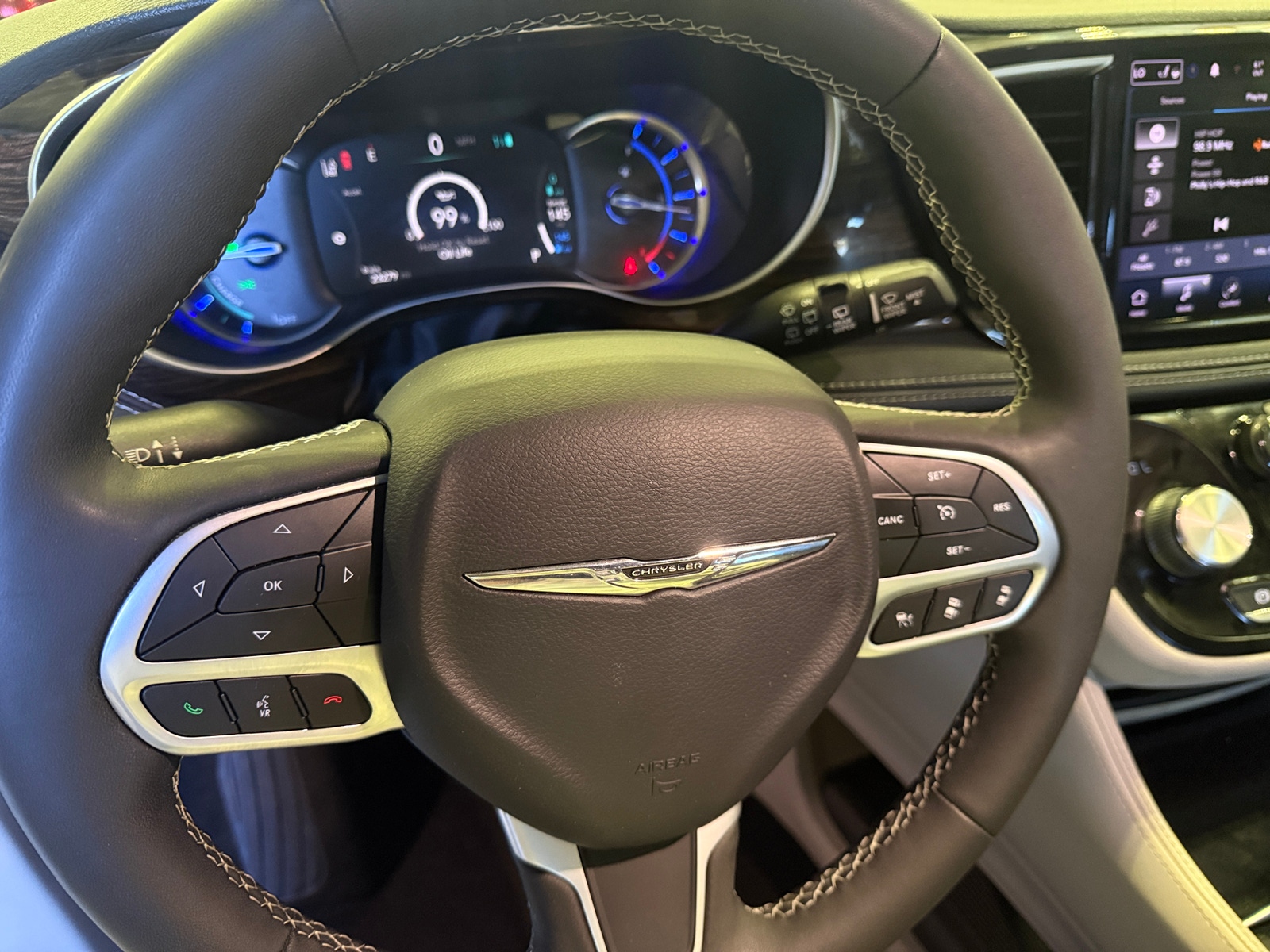 Thumbnail: 2022 Chrysler Pacifica - 4