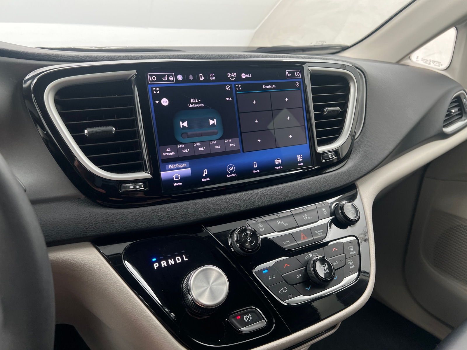 Thumbnail: 2024 Chrysler Pacifica - 3