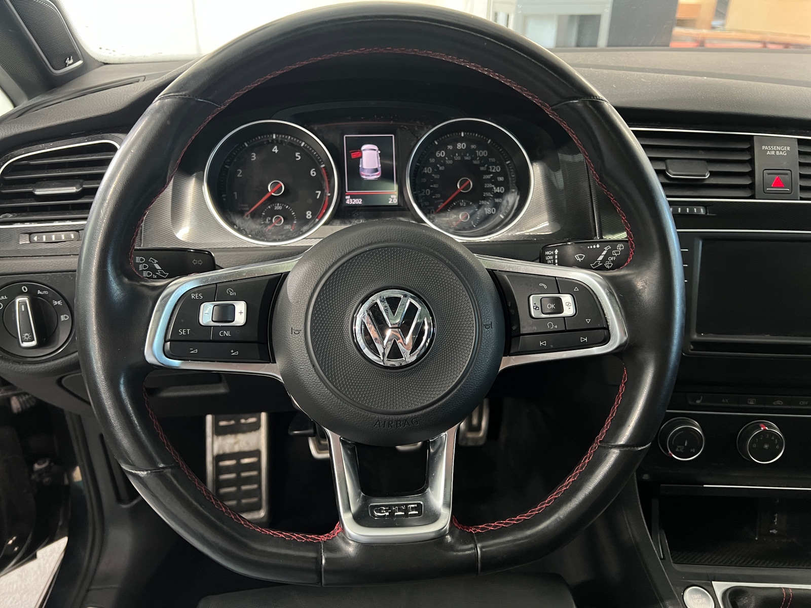 Thumbnail: 2017 Volkswagen Golf - 4