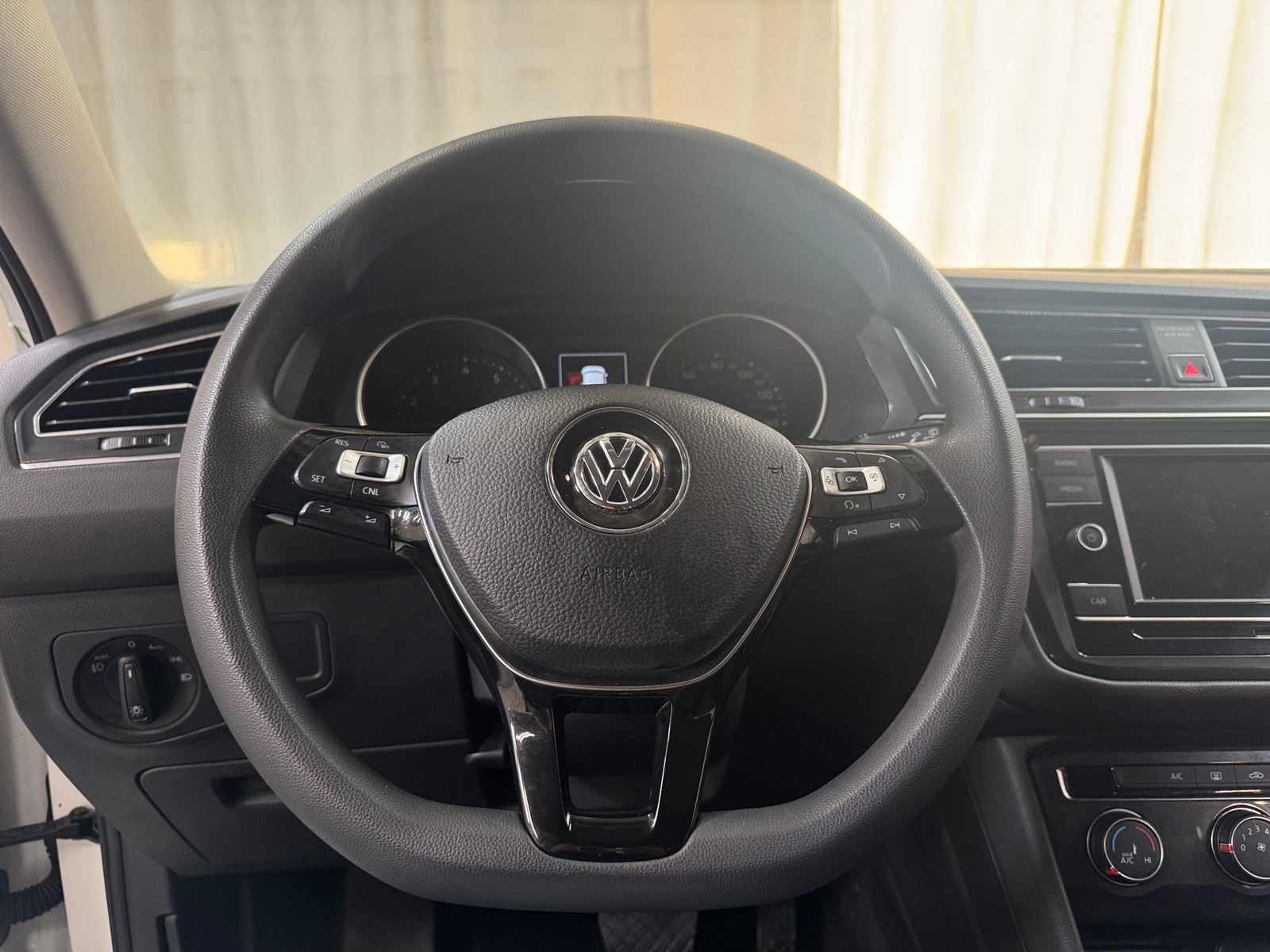 Thumbnail: 2018 Volkswagen Tiguan - 5