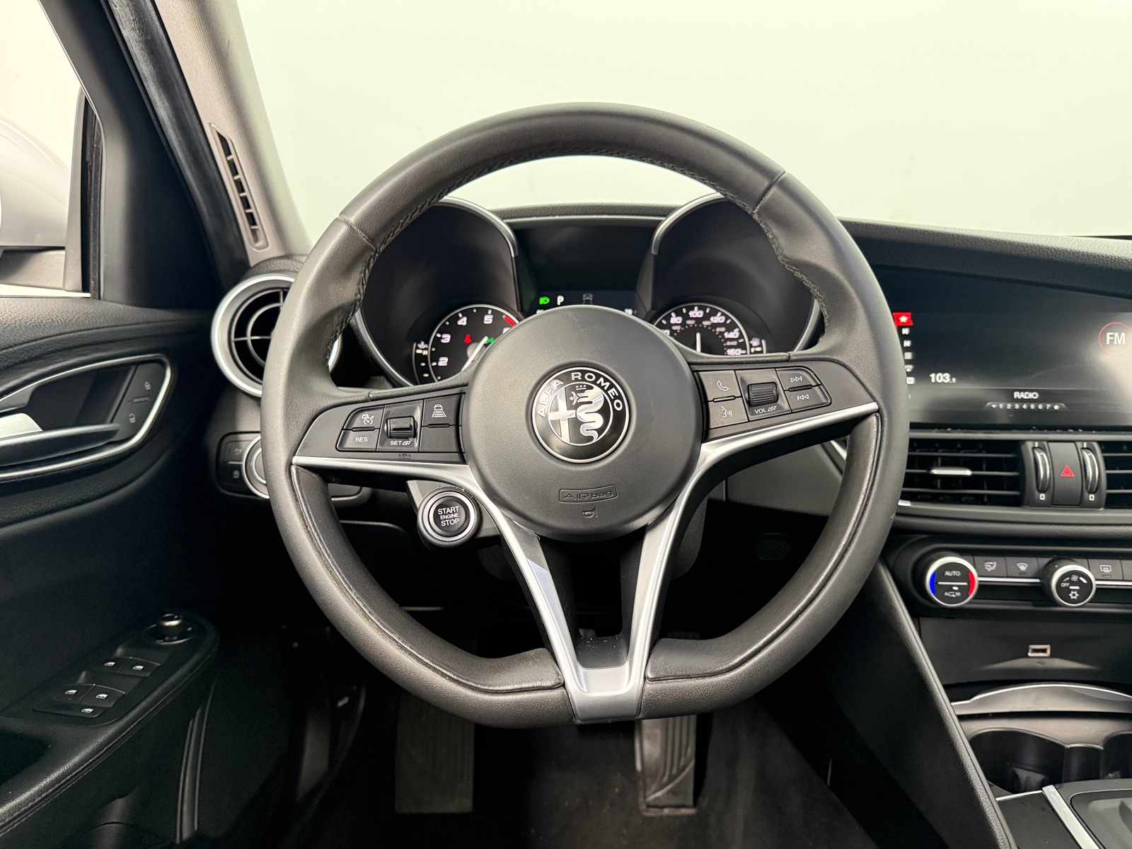 Thumbnail: 2017 Alfa Romeo Giulia - 4