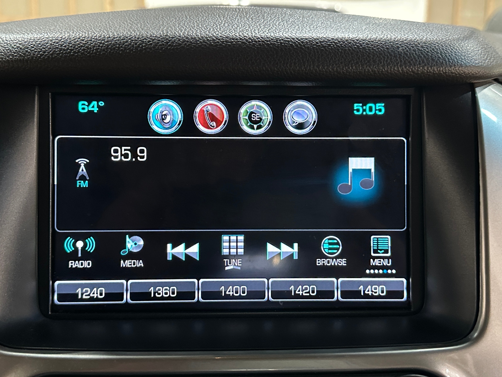 Thumbnail: 2016 Chevrolet Suburban - 3