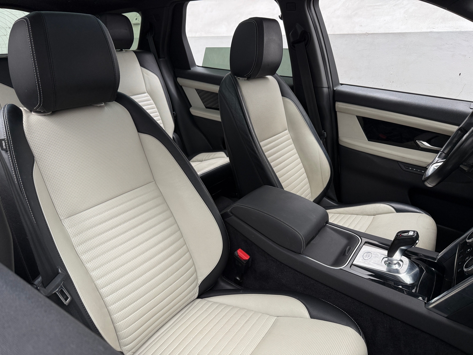 Thumbnail: 2020 Land Rover Discovery Sport - 2