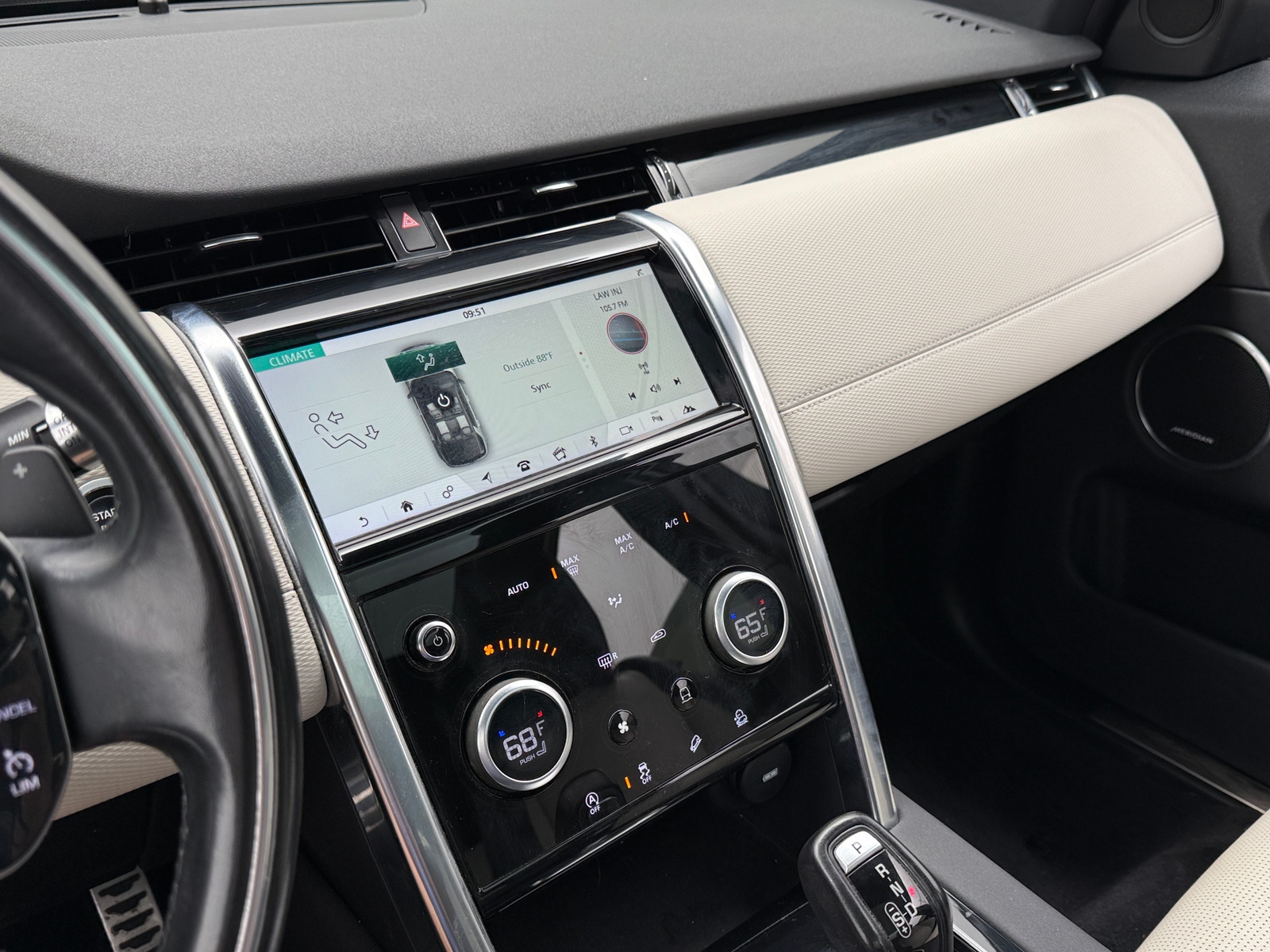 Thumbnail: 2020 Land Rover Discovery Sport - 4