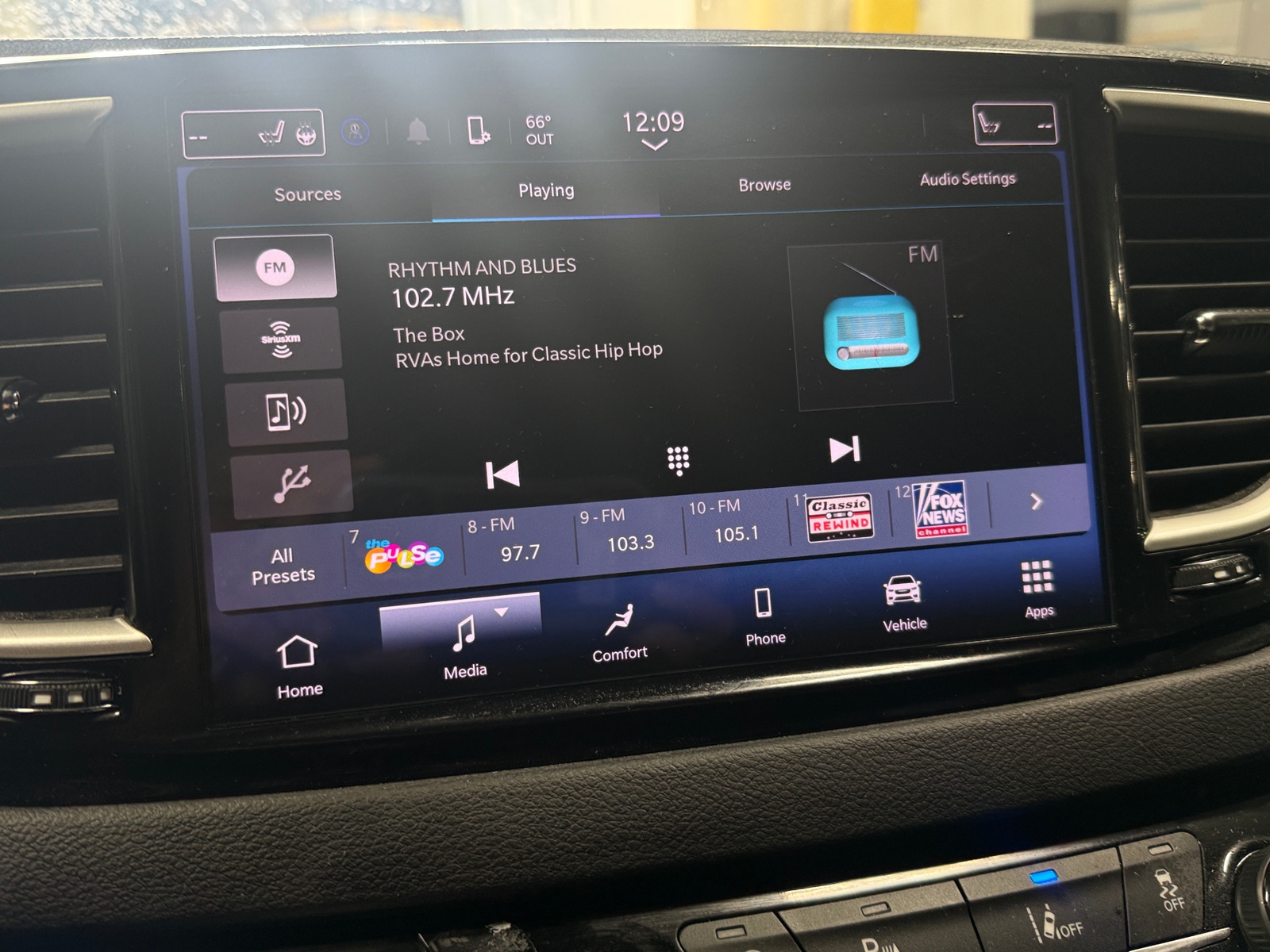 Thumbnail: 2024 Chrysler Pacifica - 3