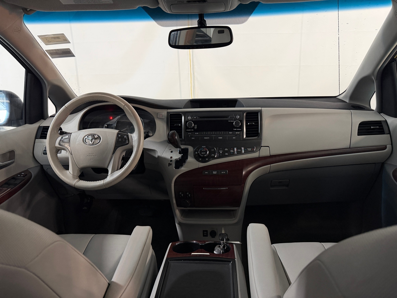 Thumbnail: 2014 Toyota Sienna - 3