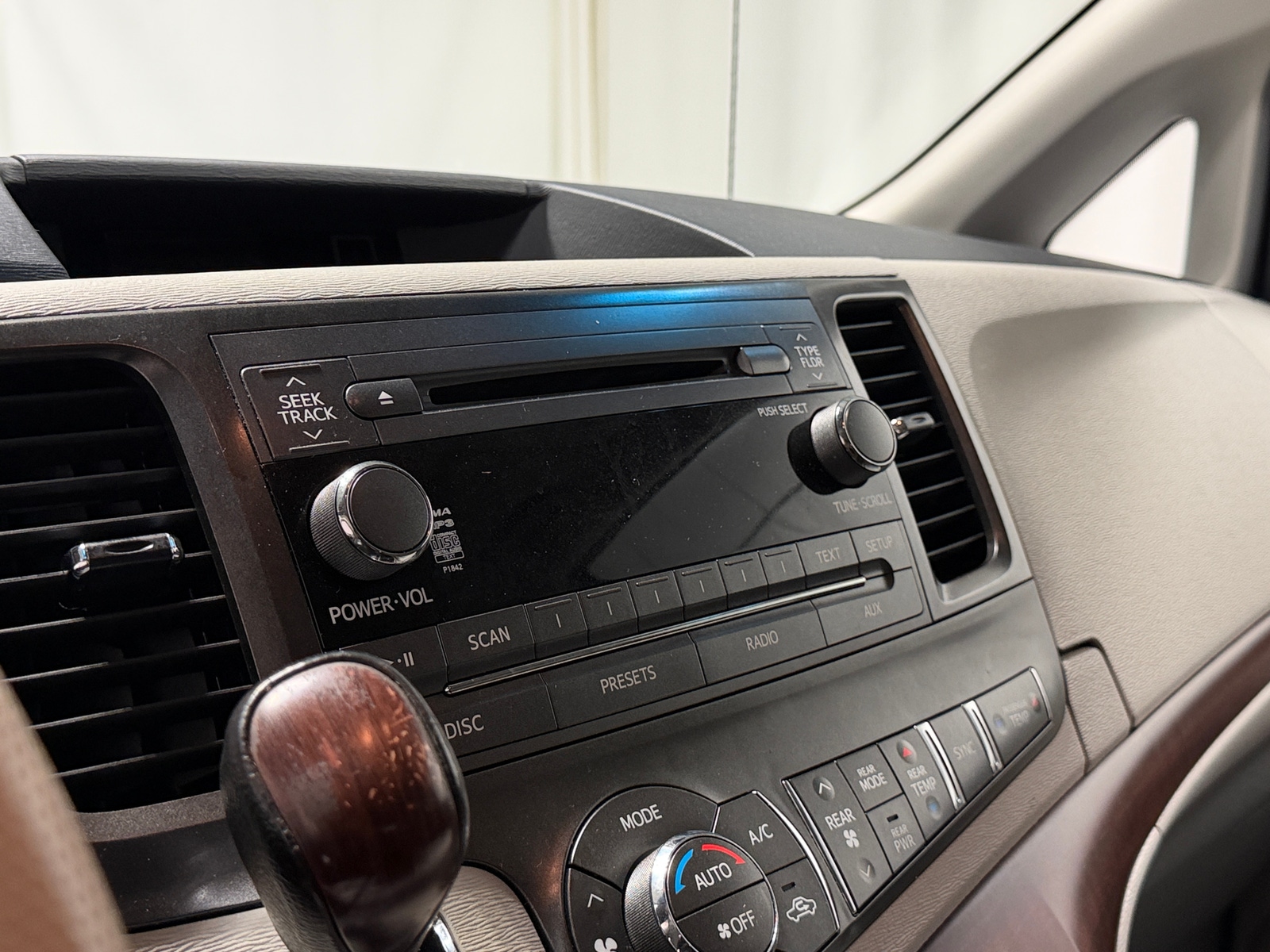 Thumbnail: 2014 Toyota Sienna - 4