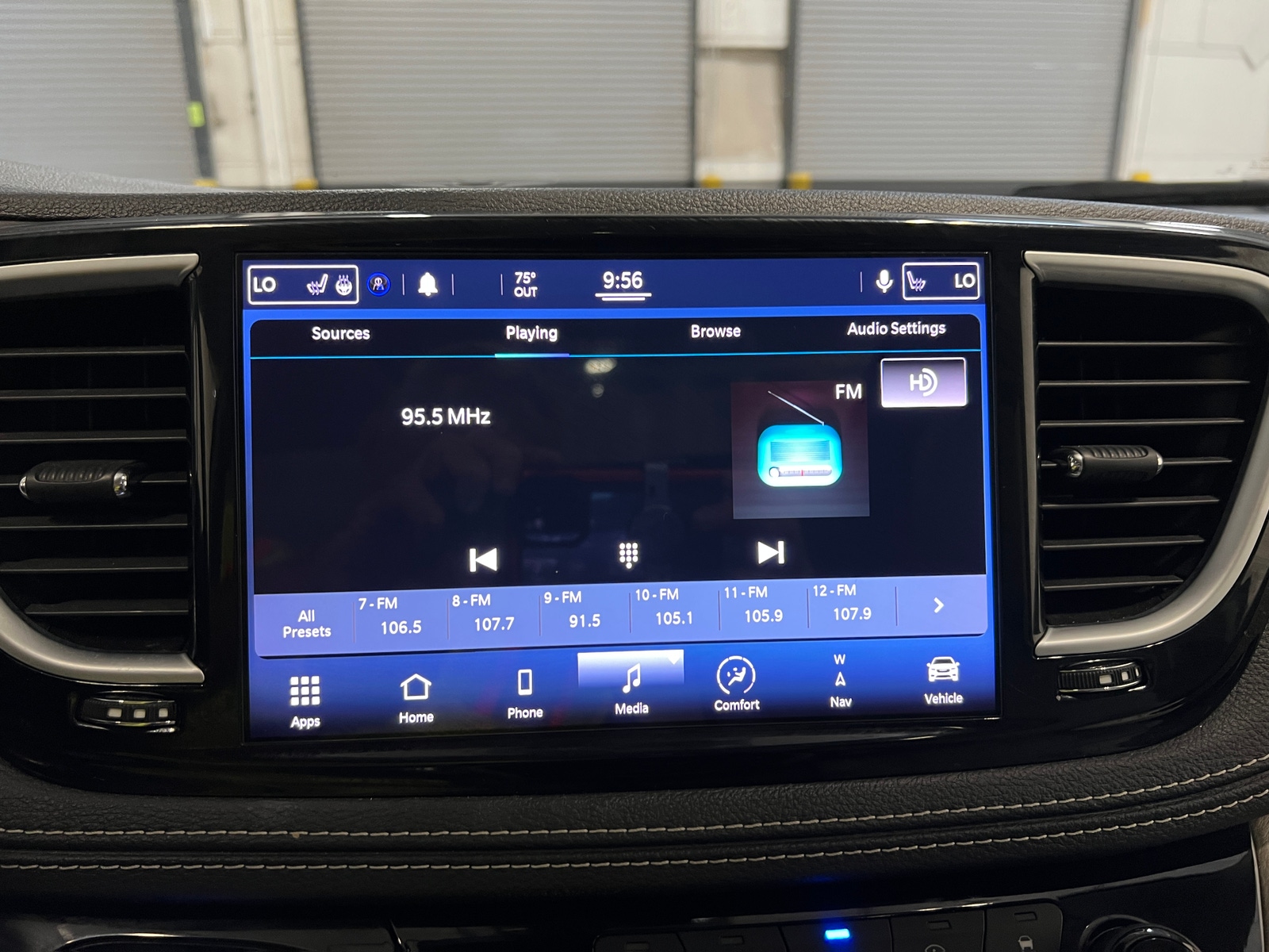 Thumbnail: 2021 Chrysler Pacifica - 3