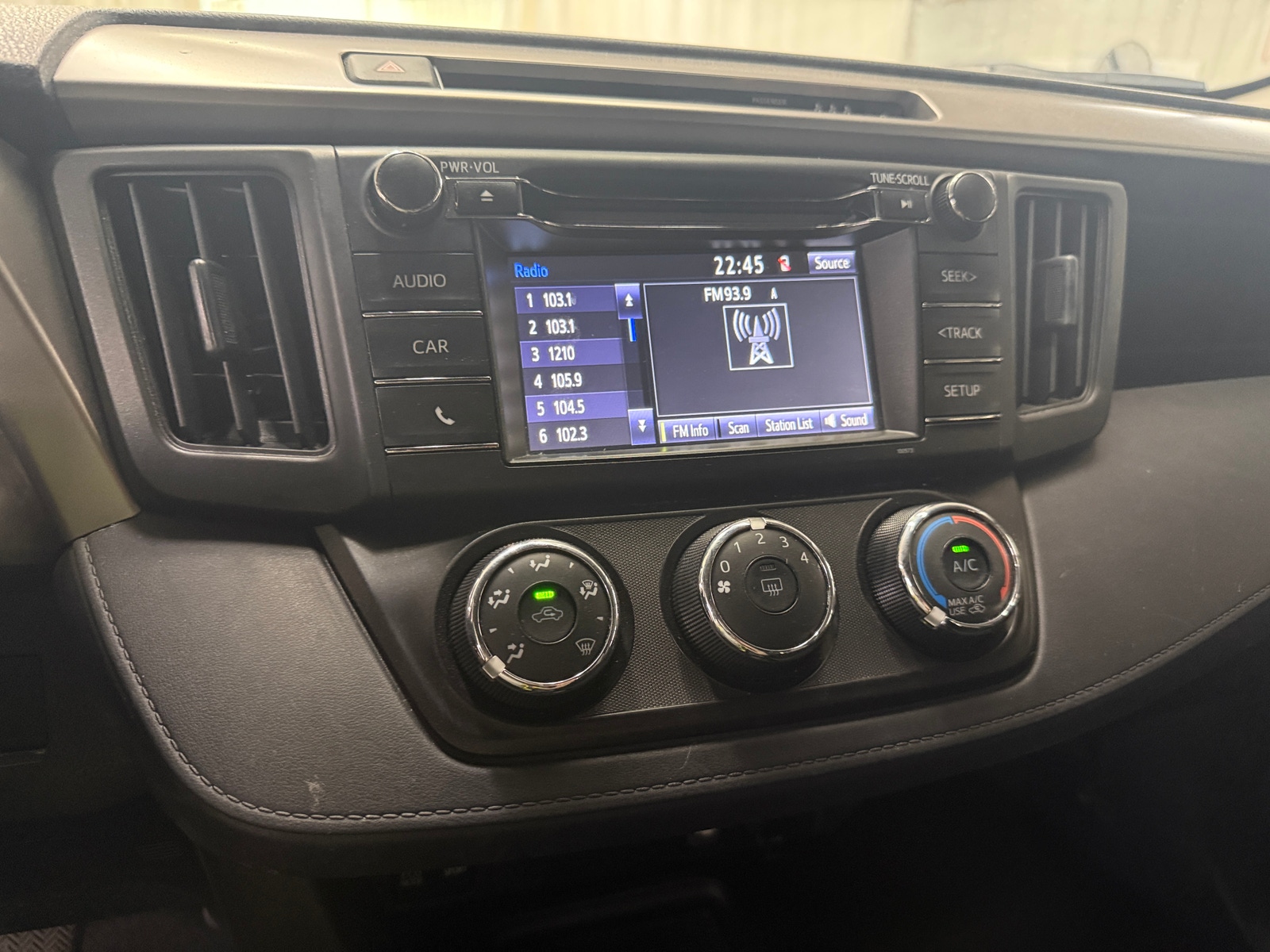 Thumbnail: 2018 Toyota RAV4 - 4