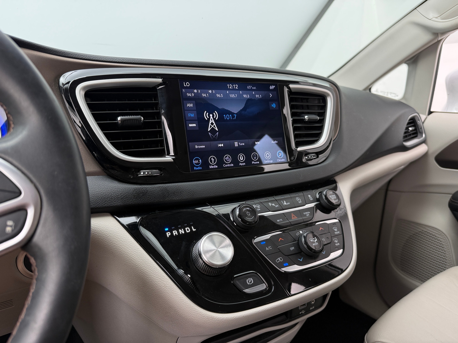 Thumbnail: 2018 Chrysler Pacifica - 3