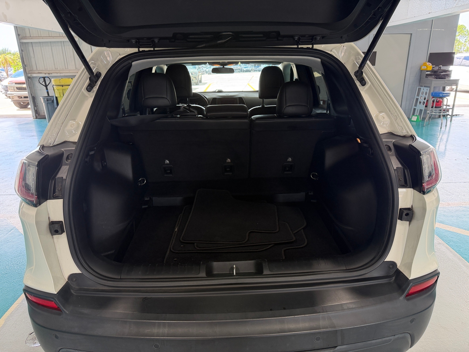 Thumbnail: 2019 Jeep Cherokee - 7