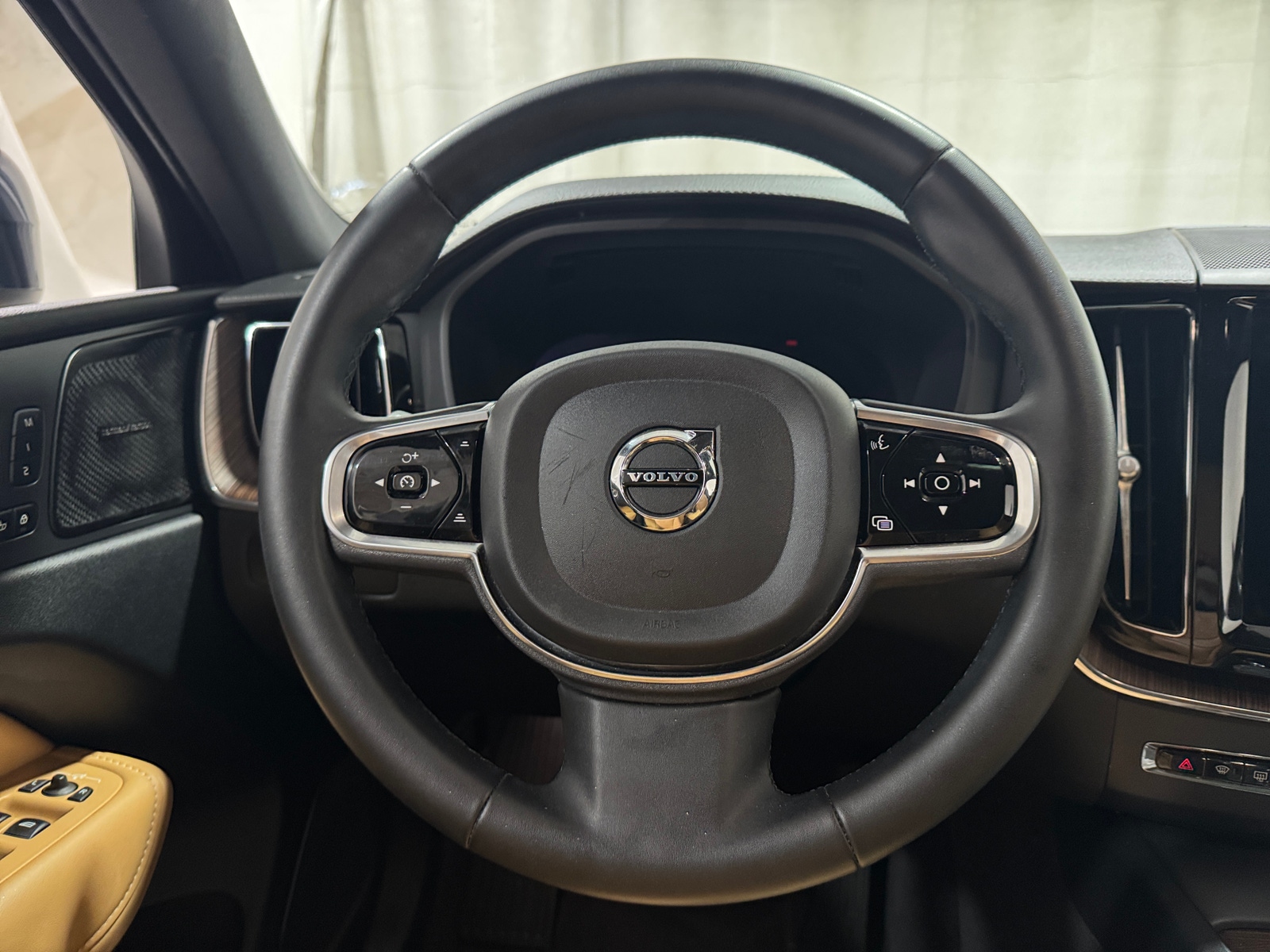 Thumbnail: 2023 Volvo XC60 - 4
