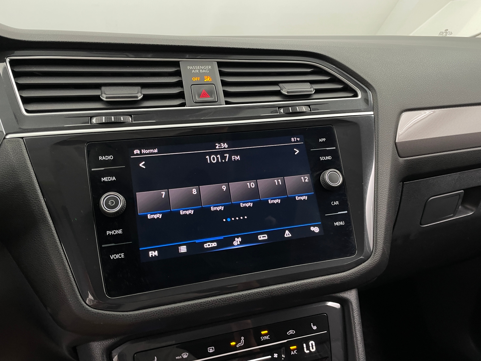 Thumbnail: 2024 Volkswagen Tiguan - 4