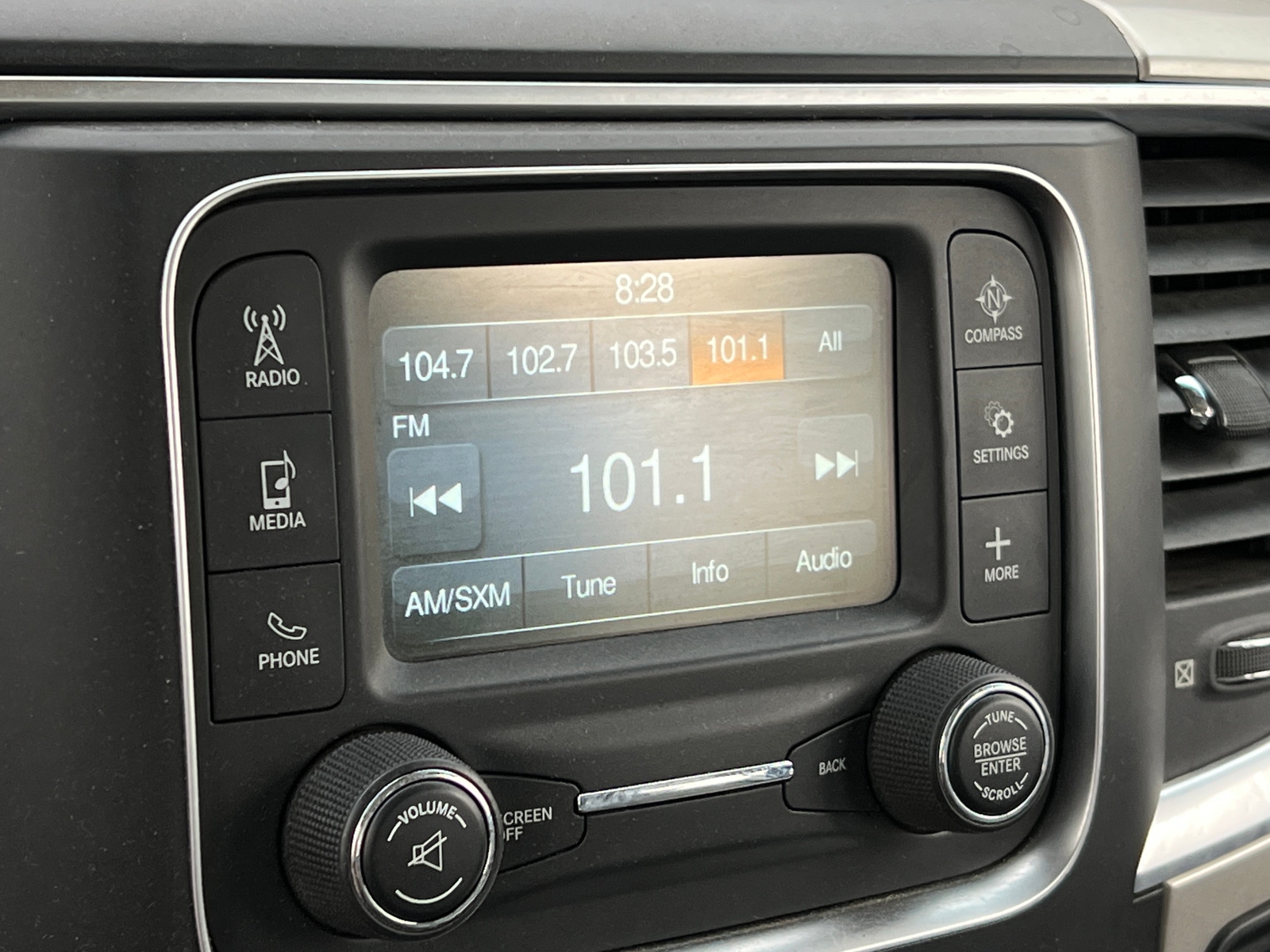 Thumbnail: 2019 RAM 1500 Classic - 4