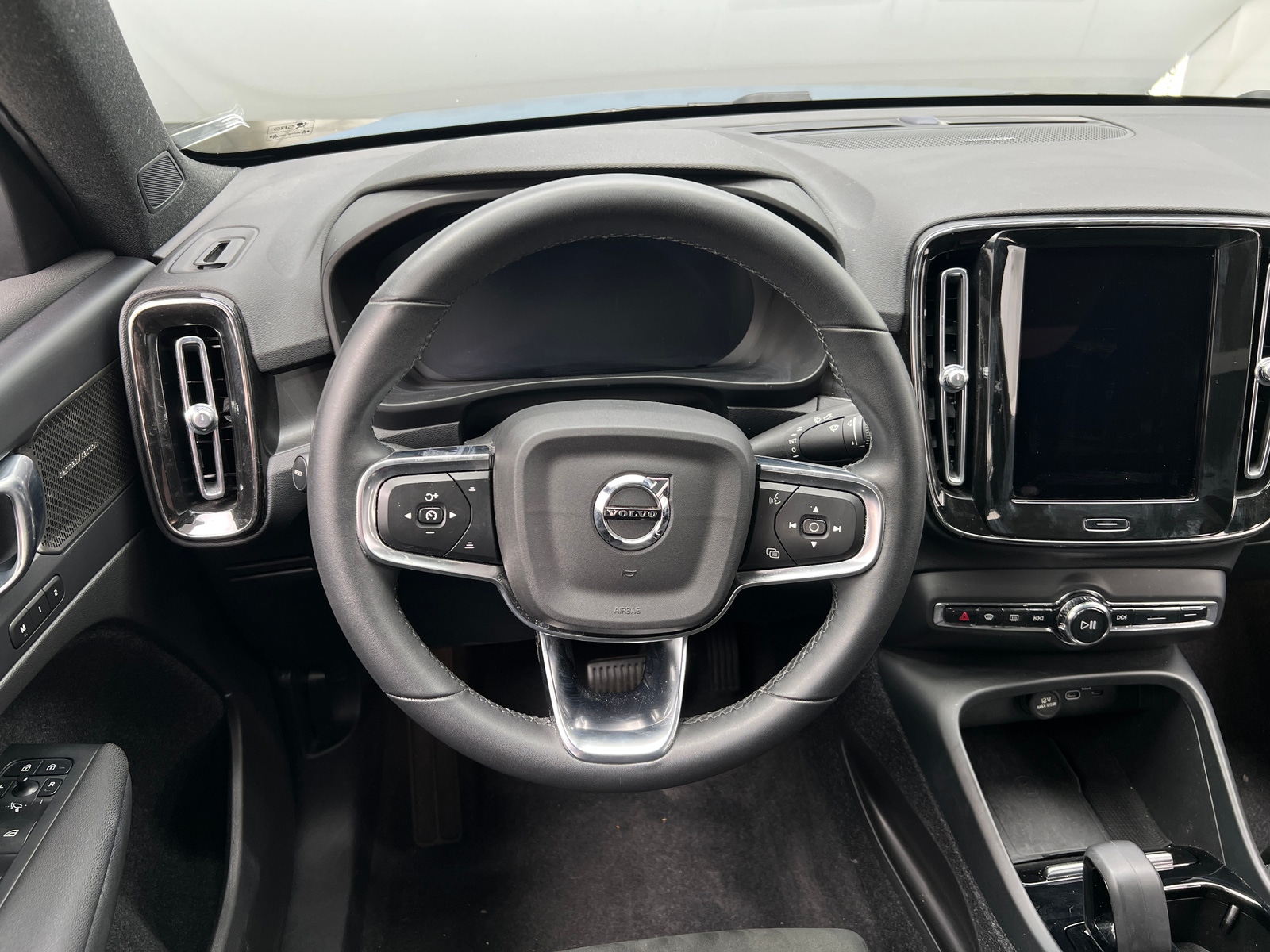 Thumbnail: 2023 Volvo C40 - 4
