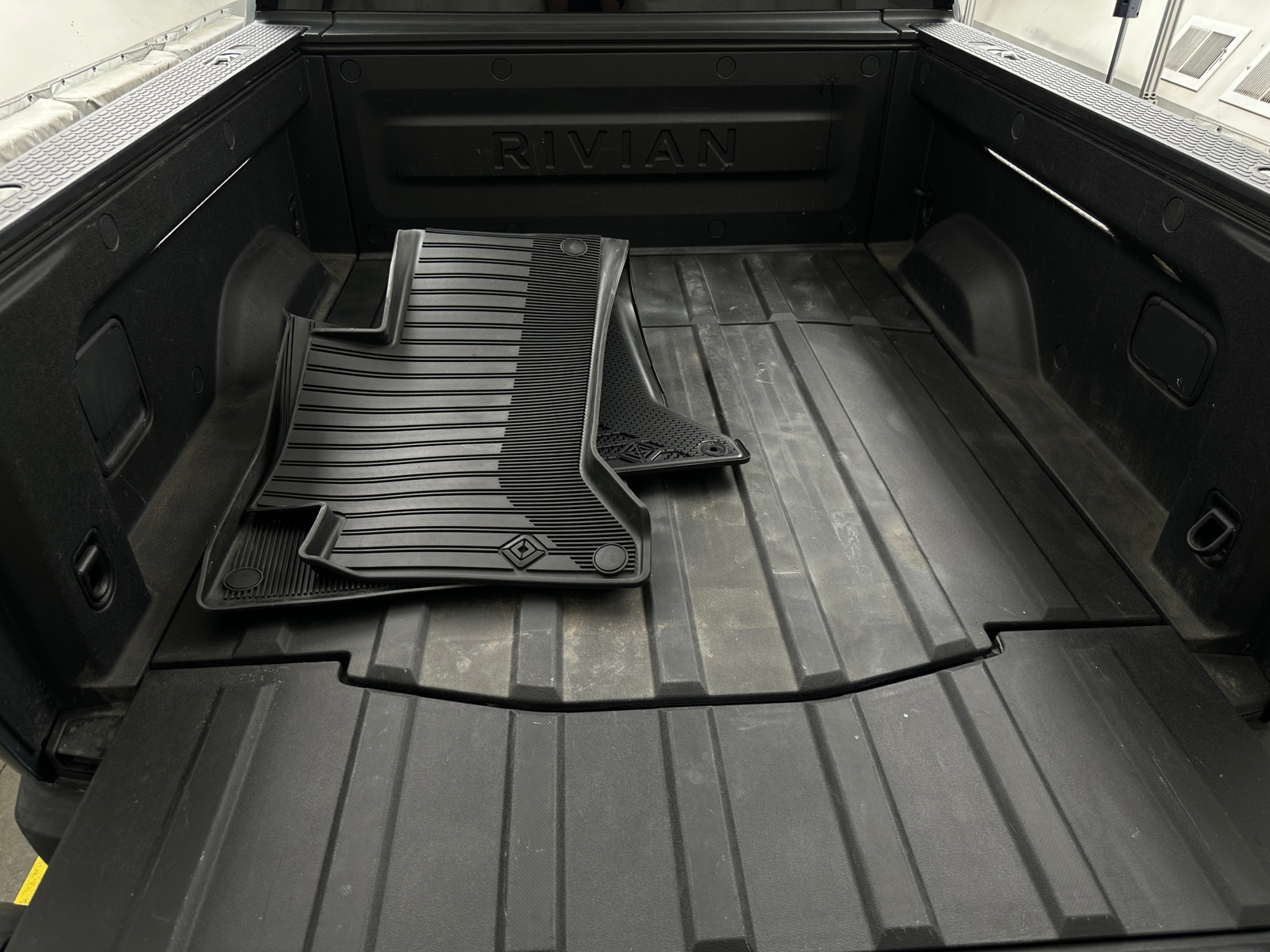 Thumbnail: 2023 Rivian R1T - 6